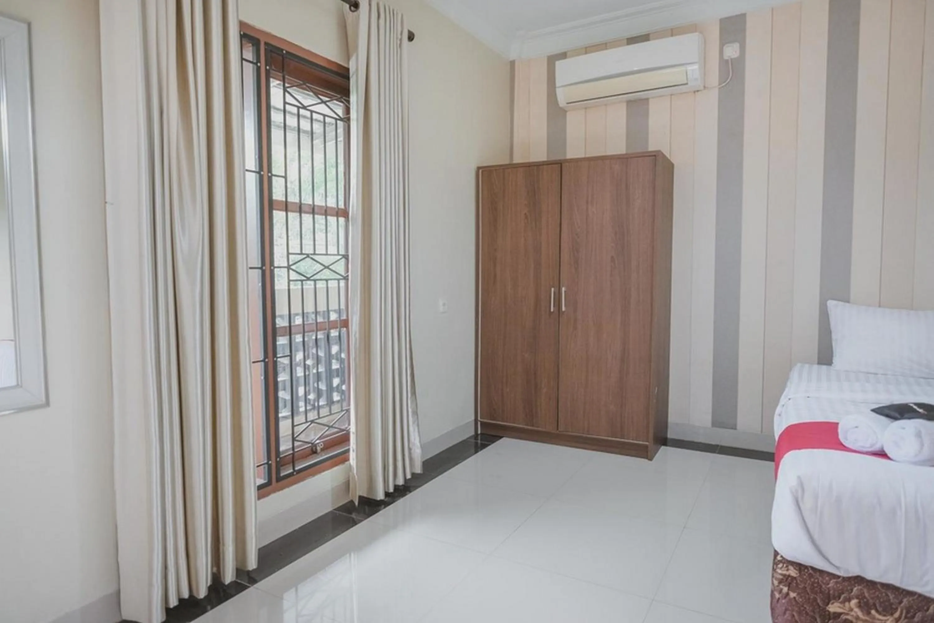 Bedroom, Bed in RedDoorz Syariah near Jamtos Jambi 2