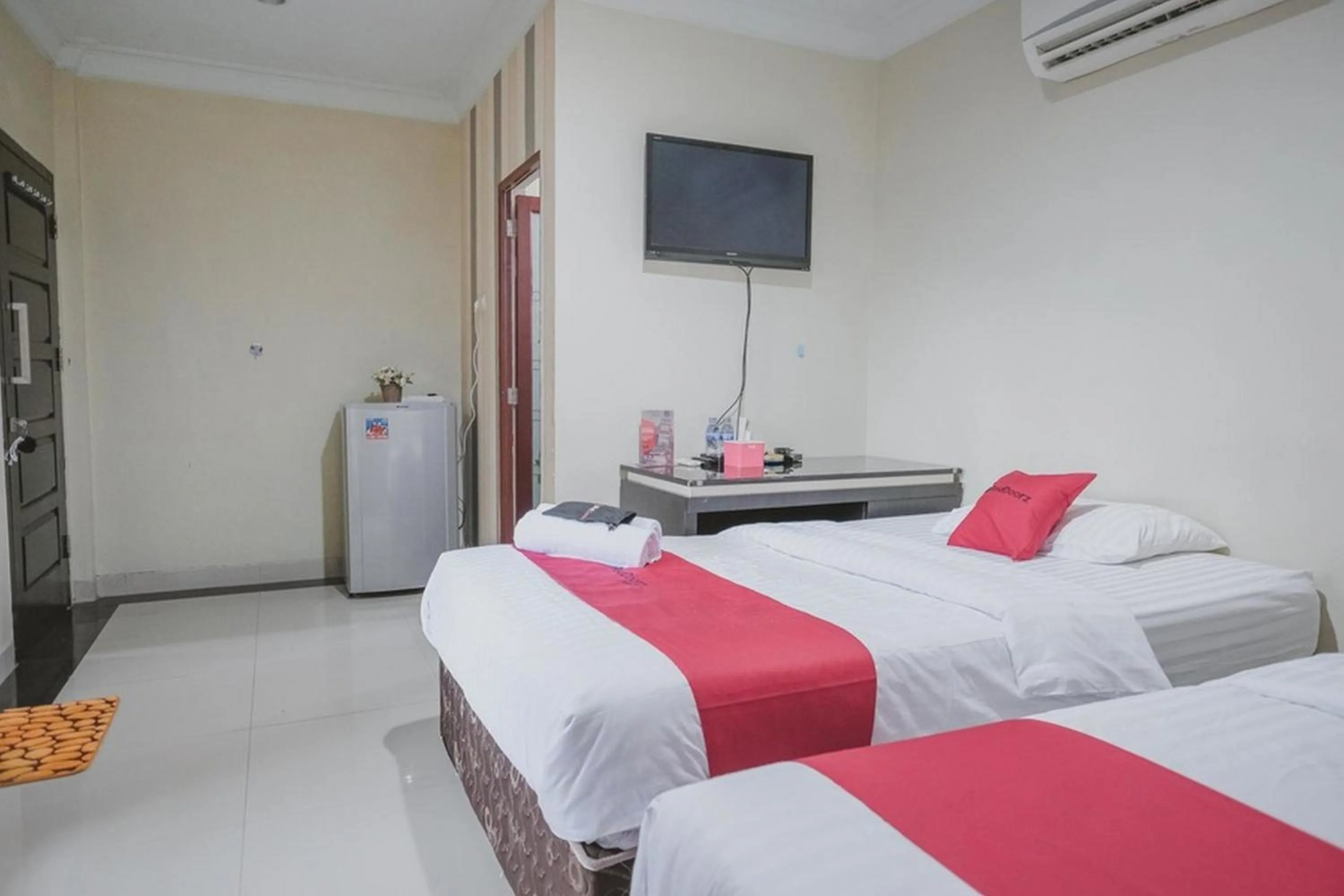 Bedroom, Bed in RedDoorz Syariah near Jamtos Jambi 2