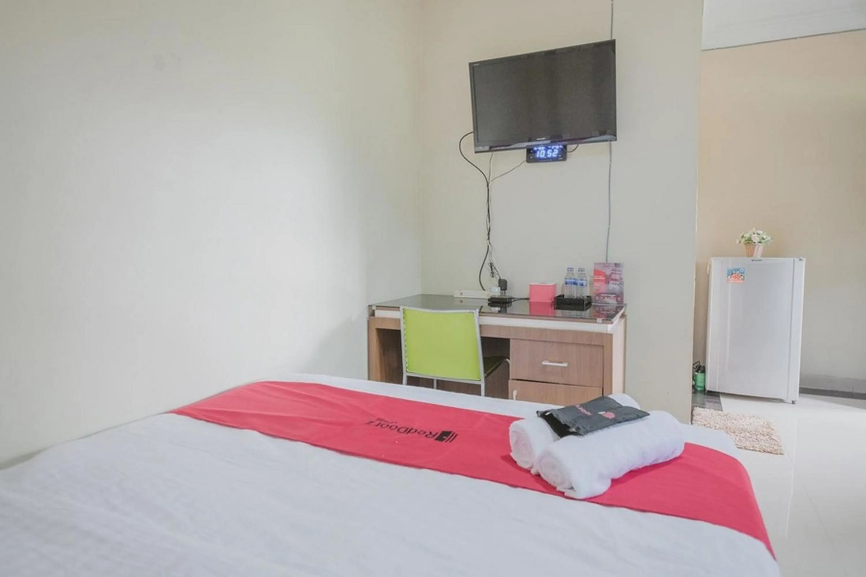 Bedroom, Bed in RedDoorz Syariah near Jamtos Jambi 2