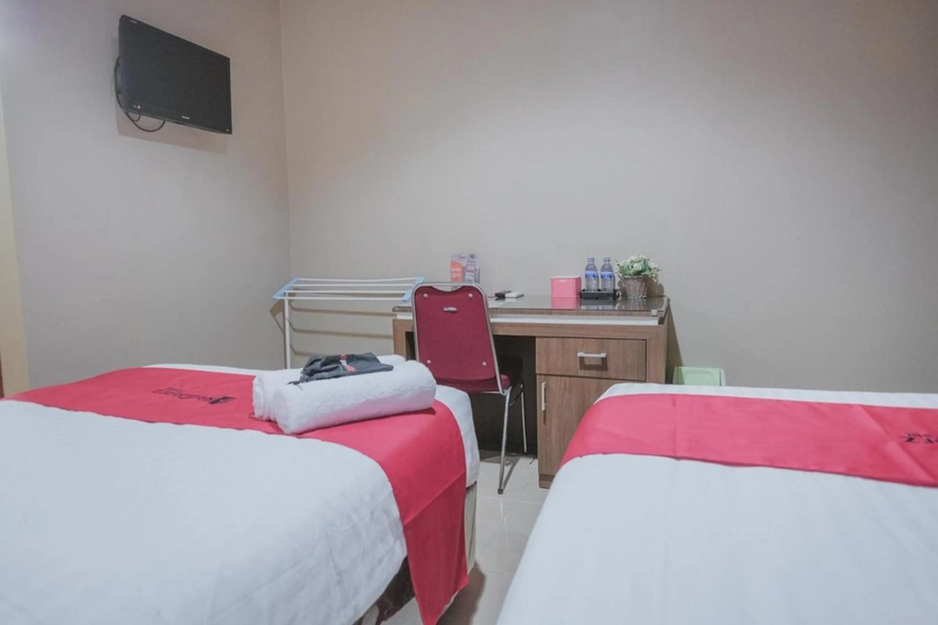 Bedroom, Bed in RedDoorz Syariah near Jamtos Jambi 2