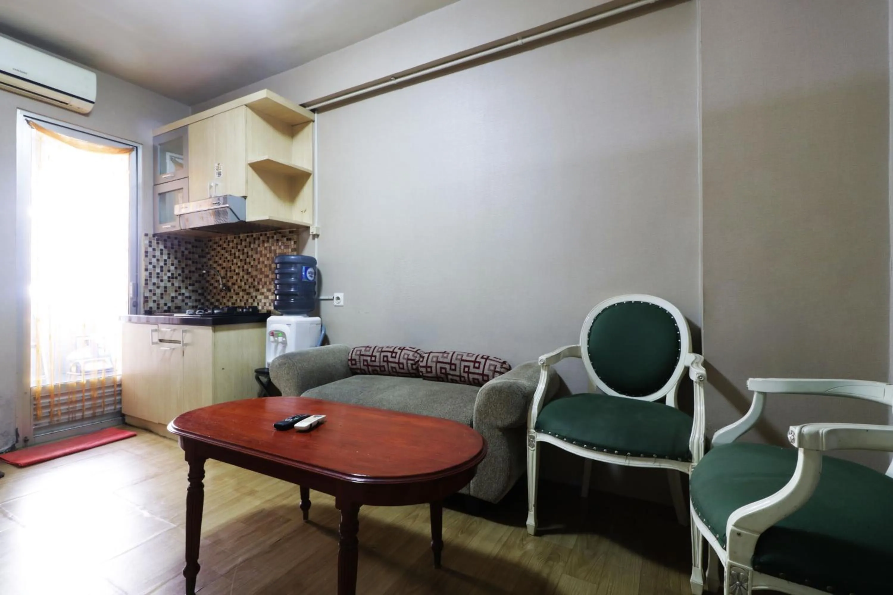 Seating area in Apartment Kalibata City by Novi