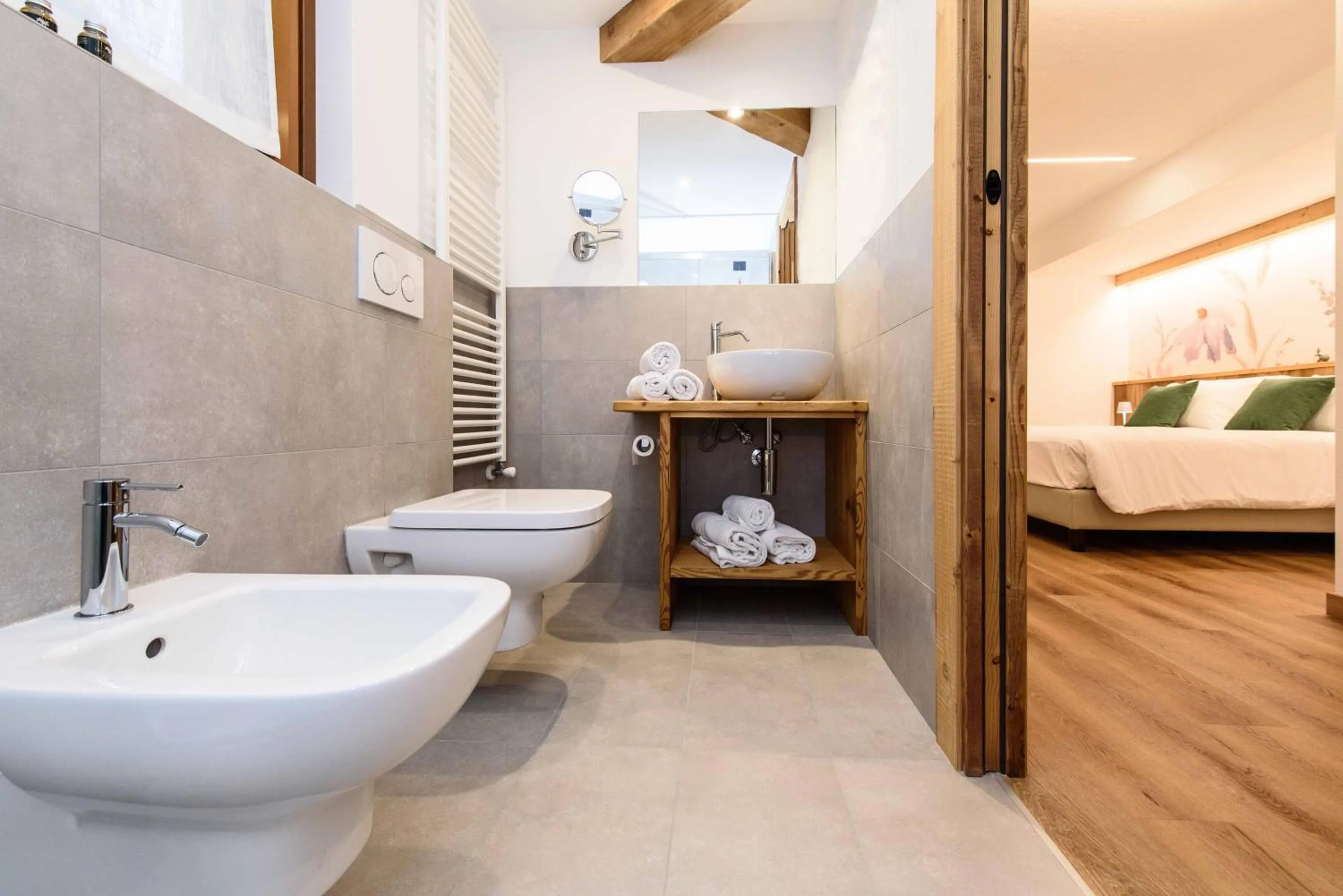 Bathroom, Bed in Hotel Des Roses