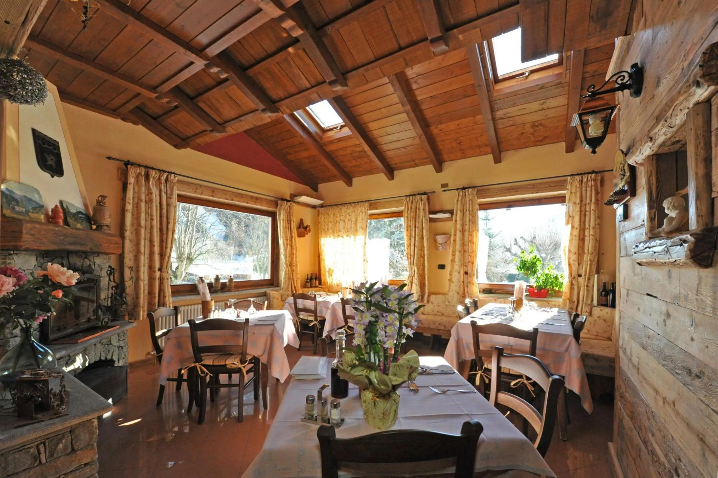Restaurant/places to eat in Hotel Des Roses