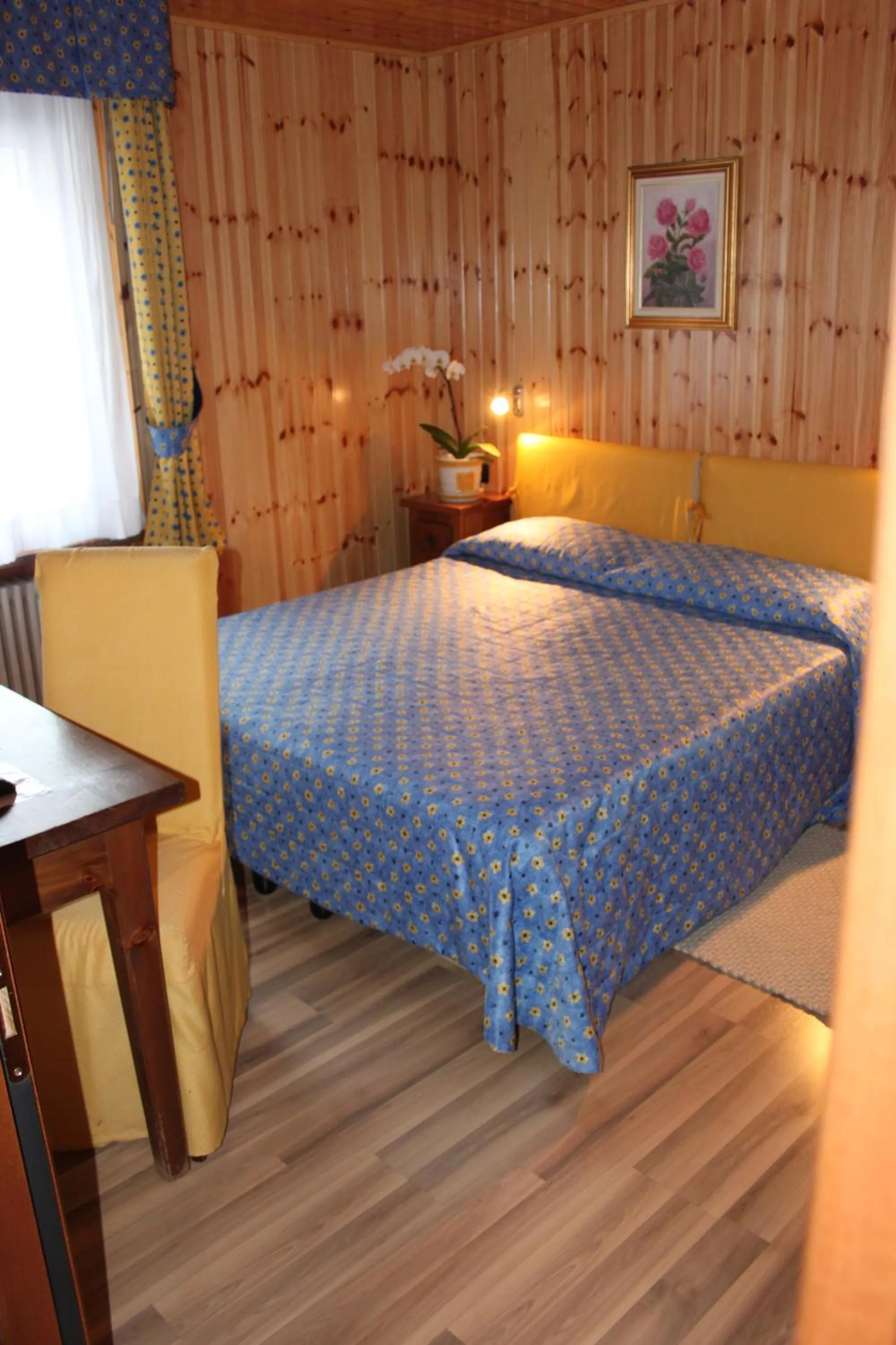 Photo of the whole room, Bed in Hotel Des Roses