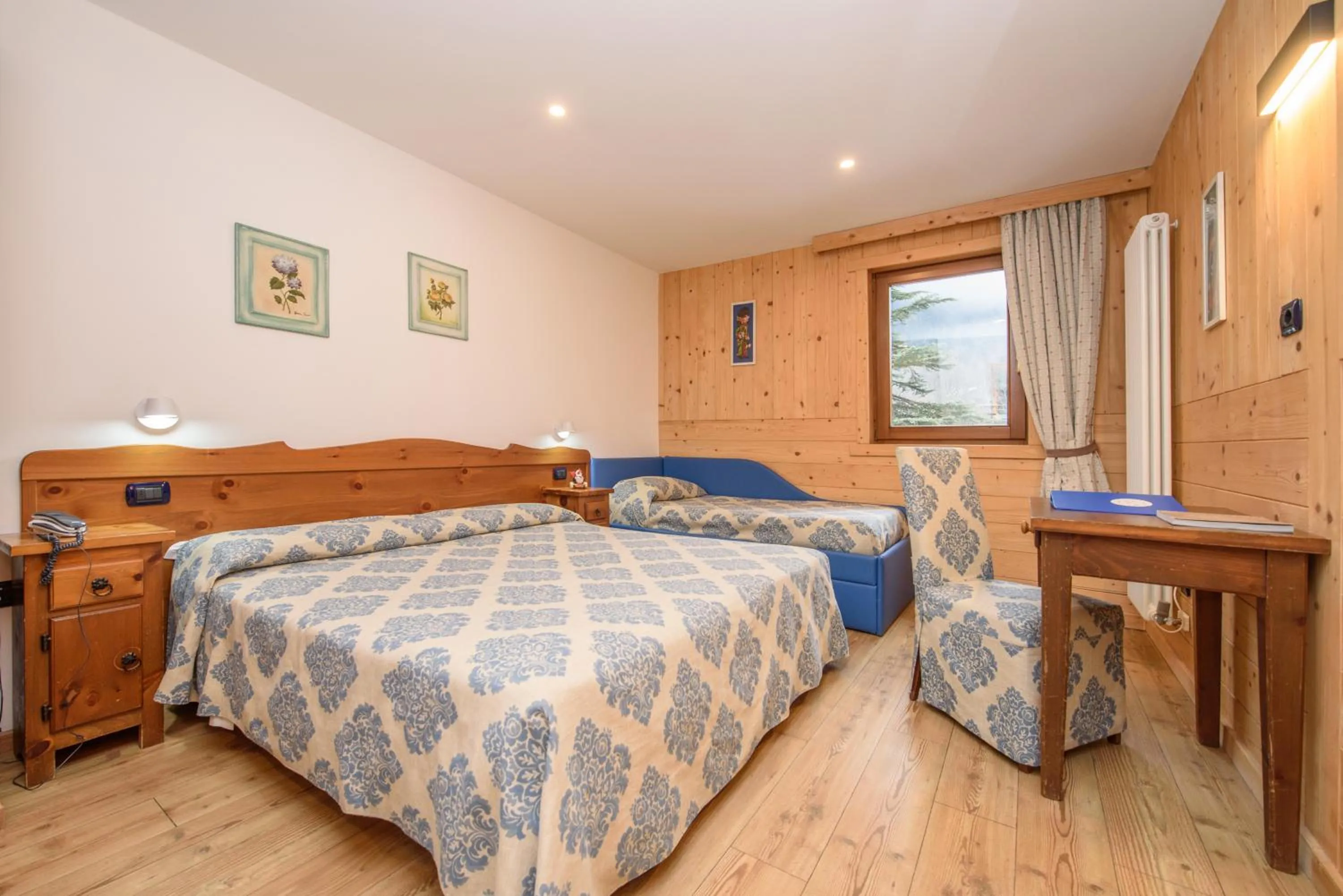 Bedroom, Bed in Hotel Des Roses