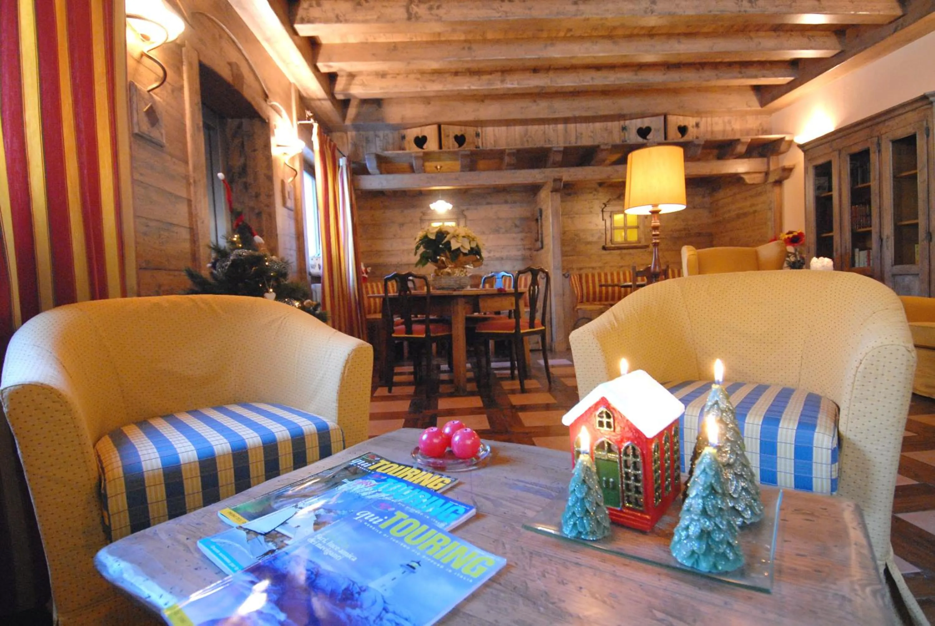 Communal lounge/ TV room in Hotel Des Roses