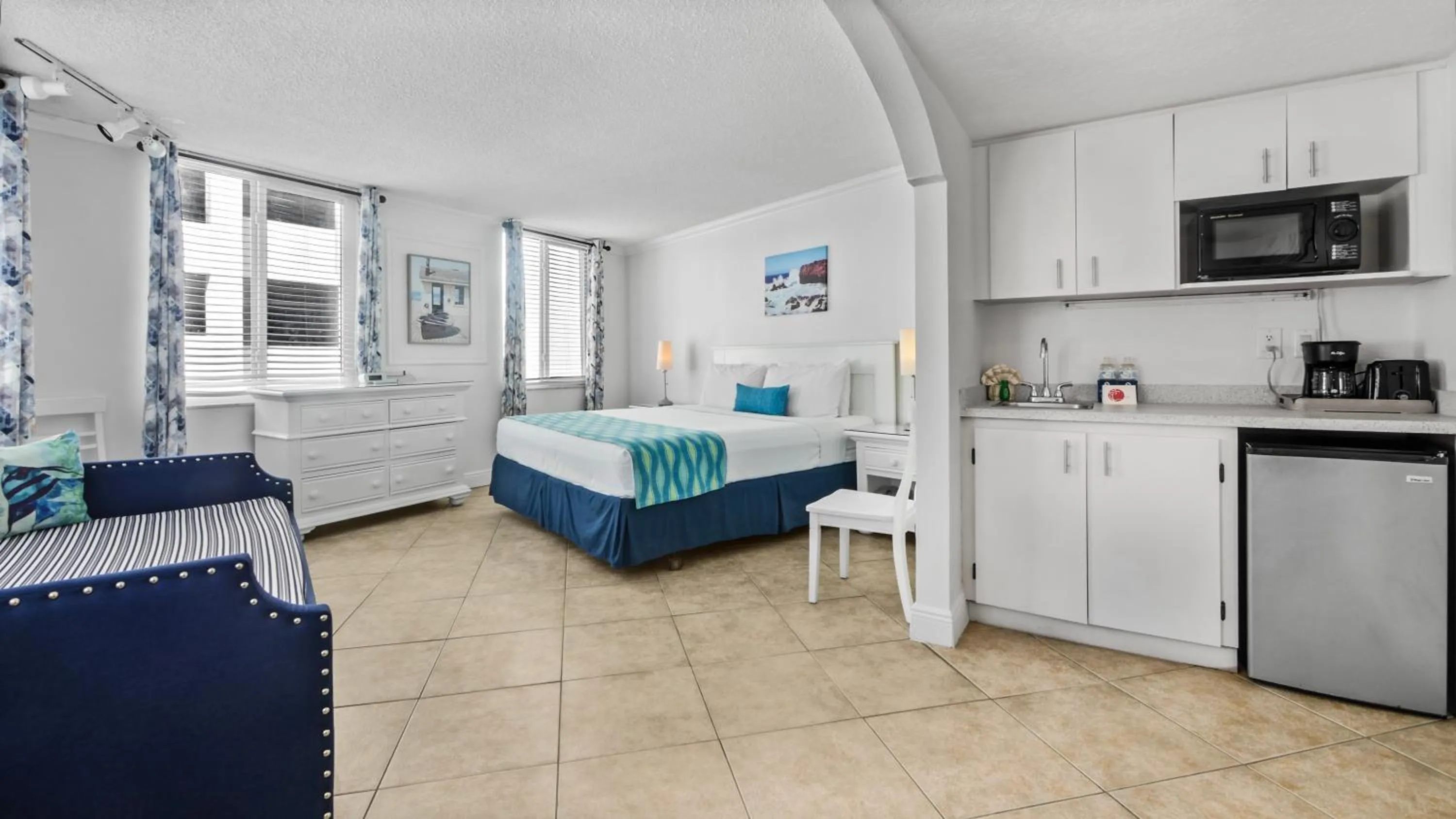 Photo of the whole room, Bed in Pelican Pointe Clearwater Beach Hotel