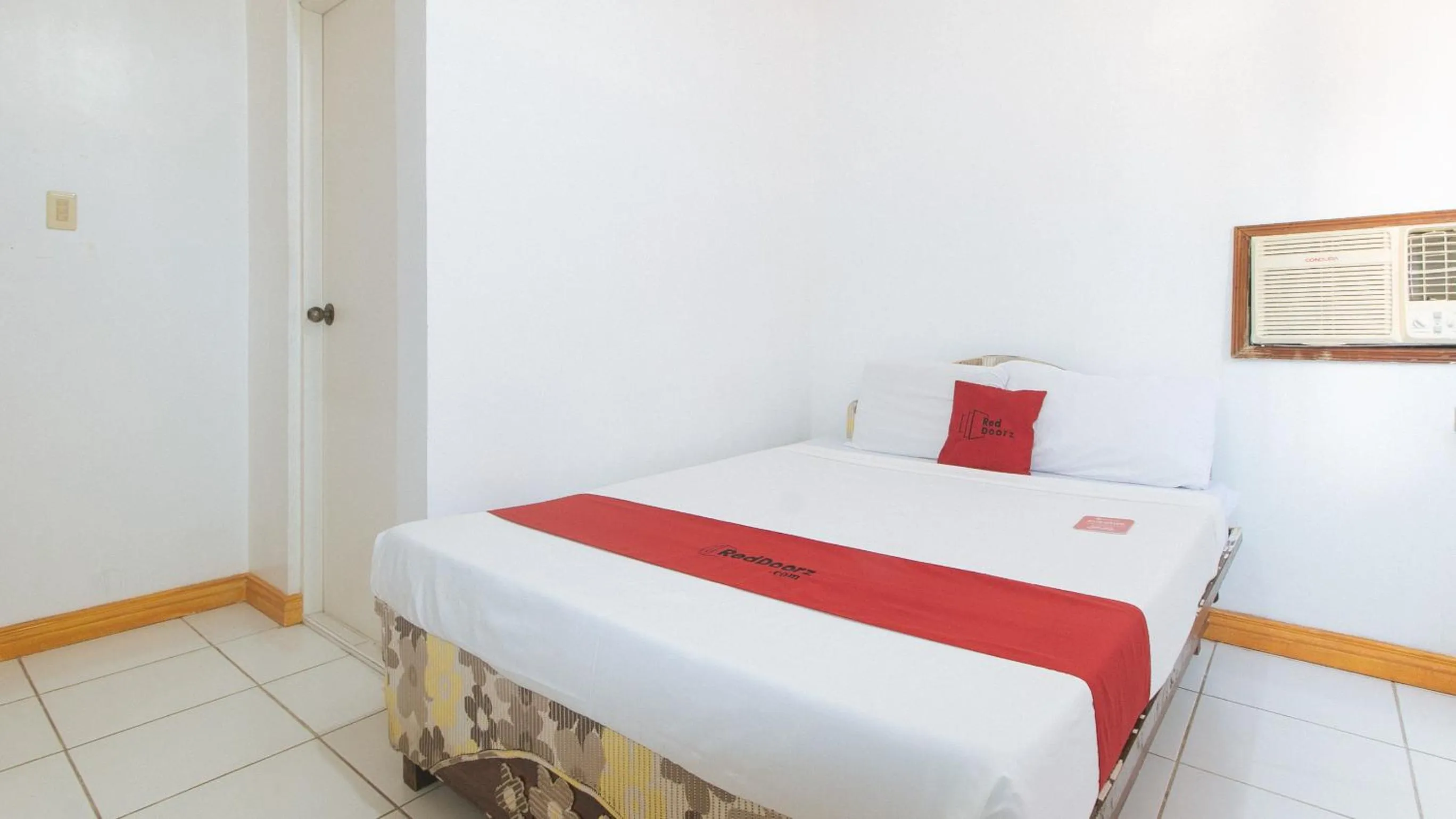 Bed in RedDoorz at Coco Grove Tourist Inn