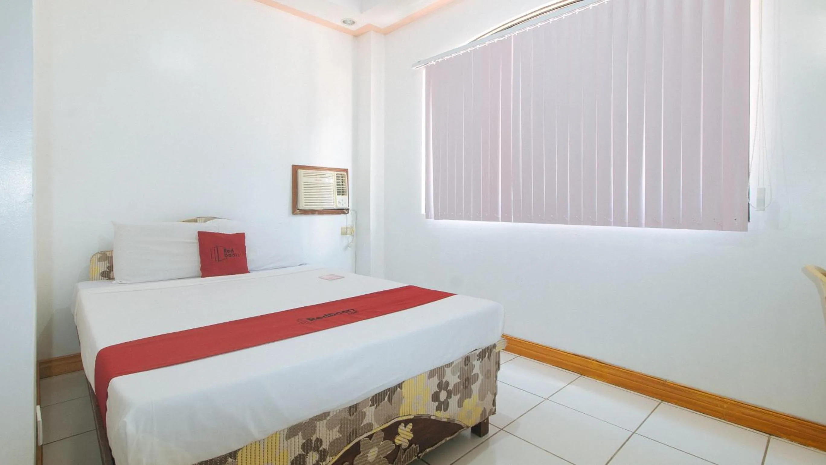 Bed in RedDoorz at Coco Grove Tourist Inn