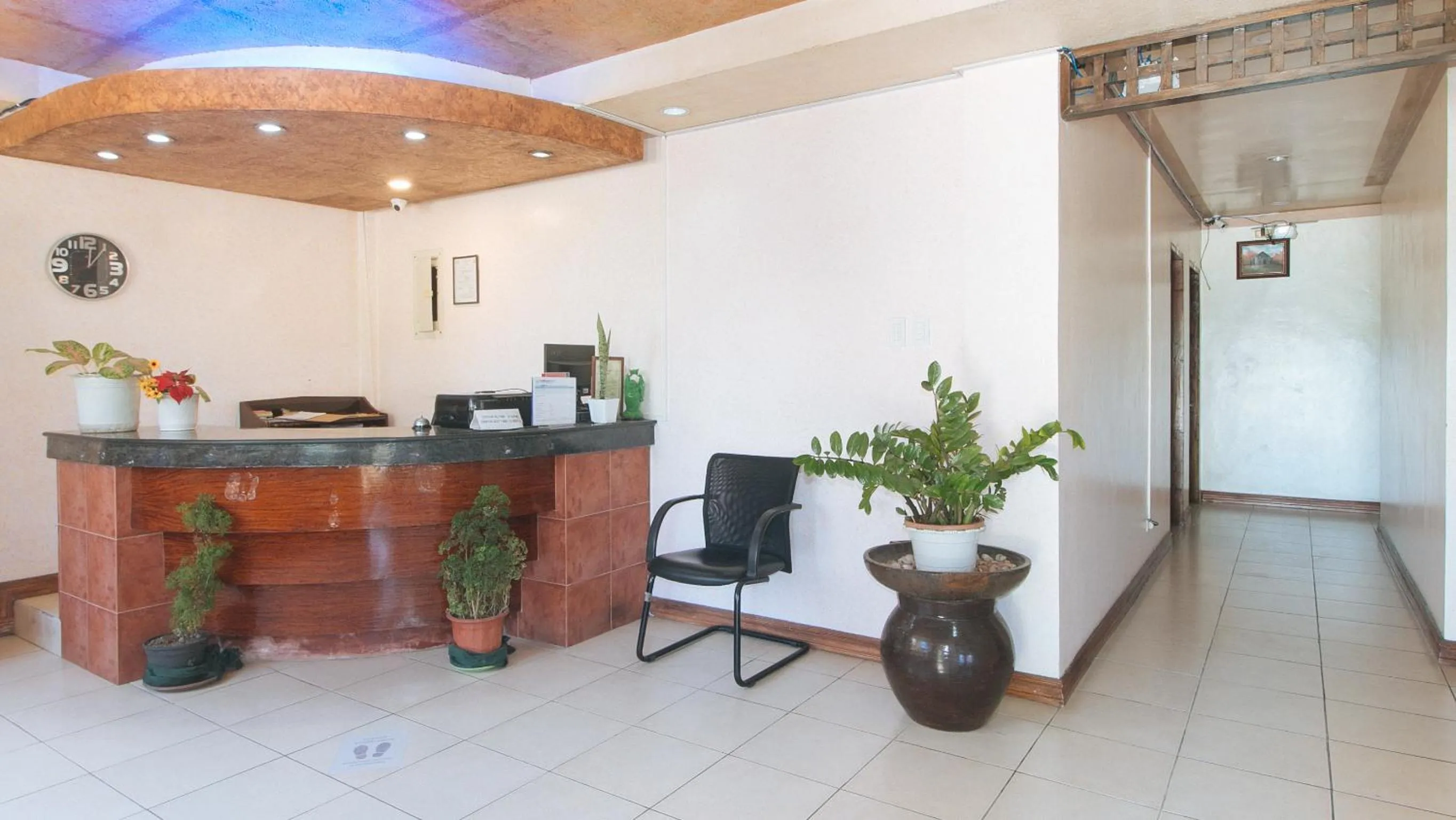 Lobby or reception in RedDoorz at Coco Grove Tourist Inn