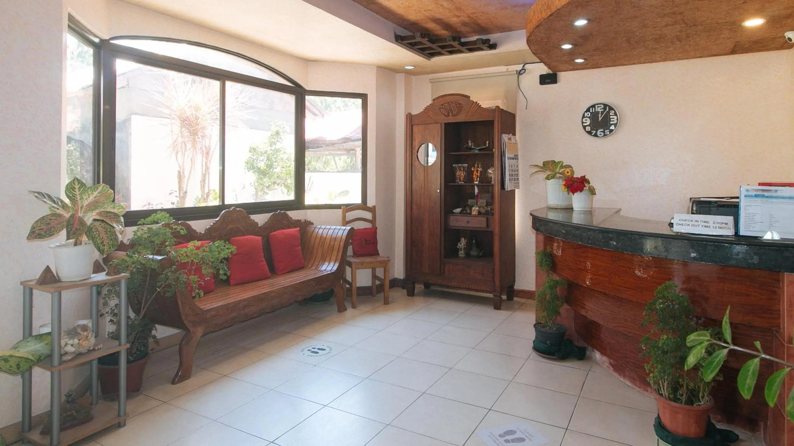 Lobby or reception in RedDoorz at Coco Grove Tourist Inn