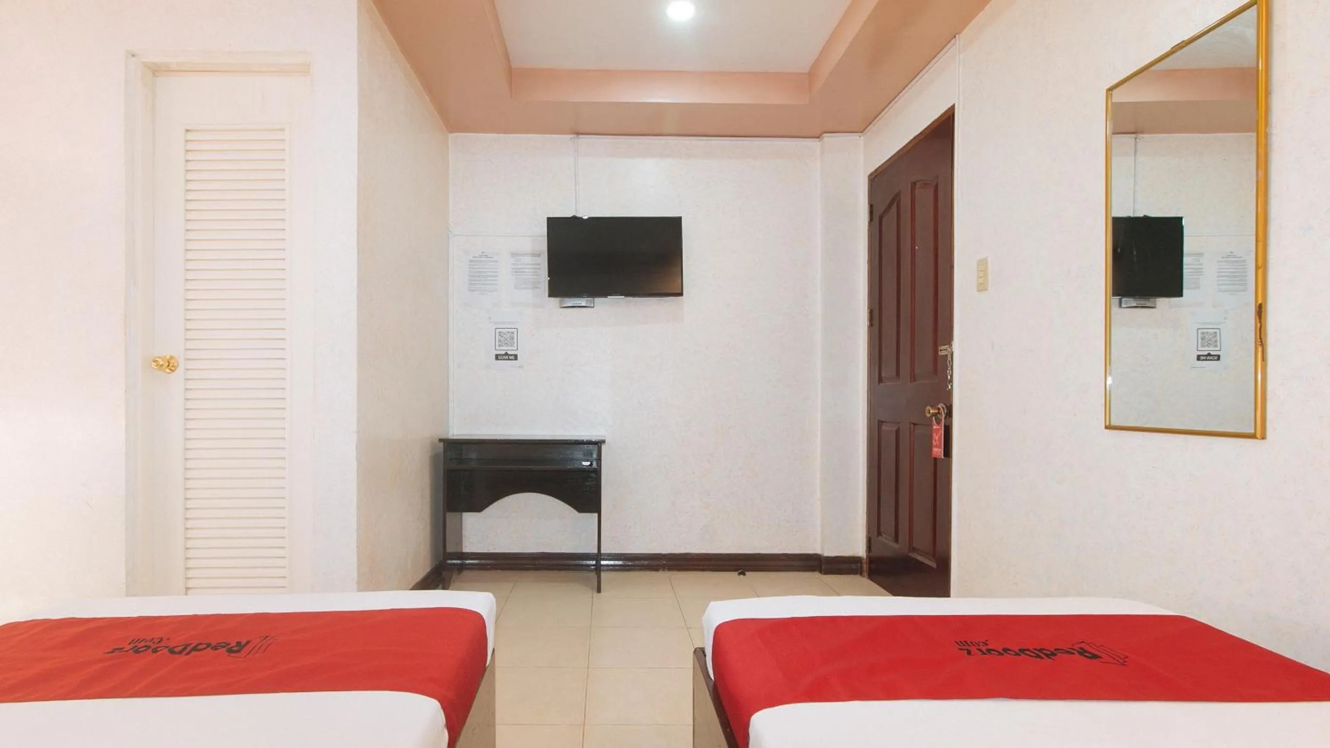 Bed in RedDoorz at Coco Grove Tourist Inn