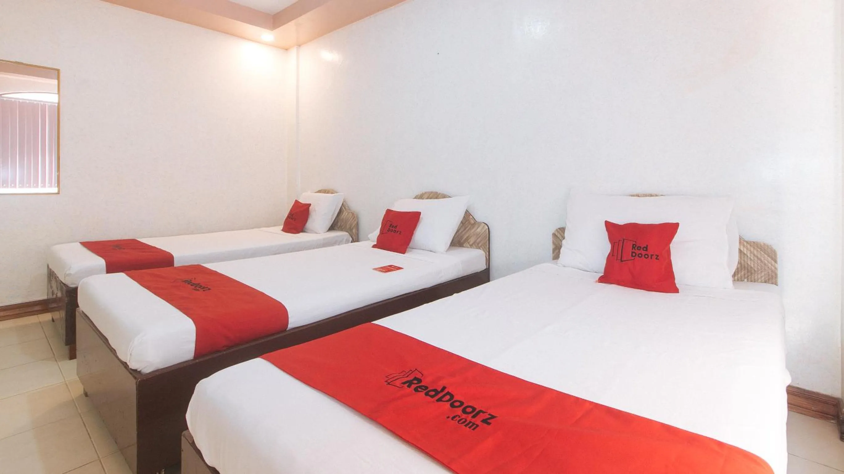 Bed in RedDoorz at Coco Grove Tourist Inn