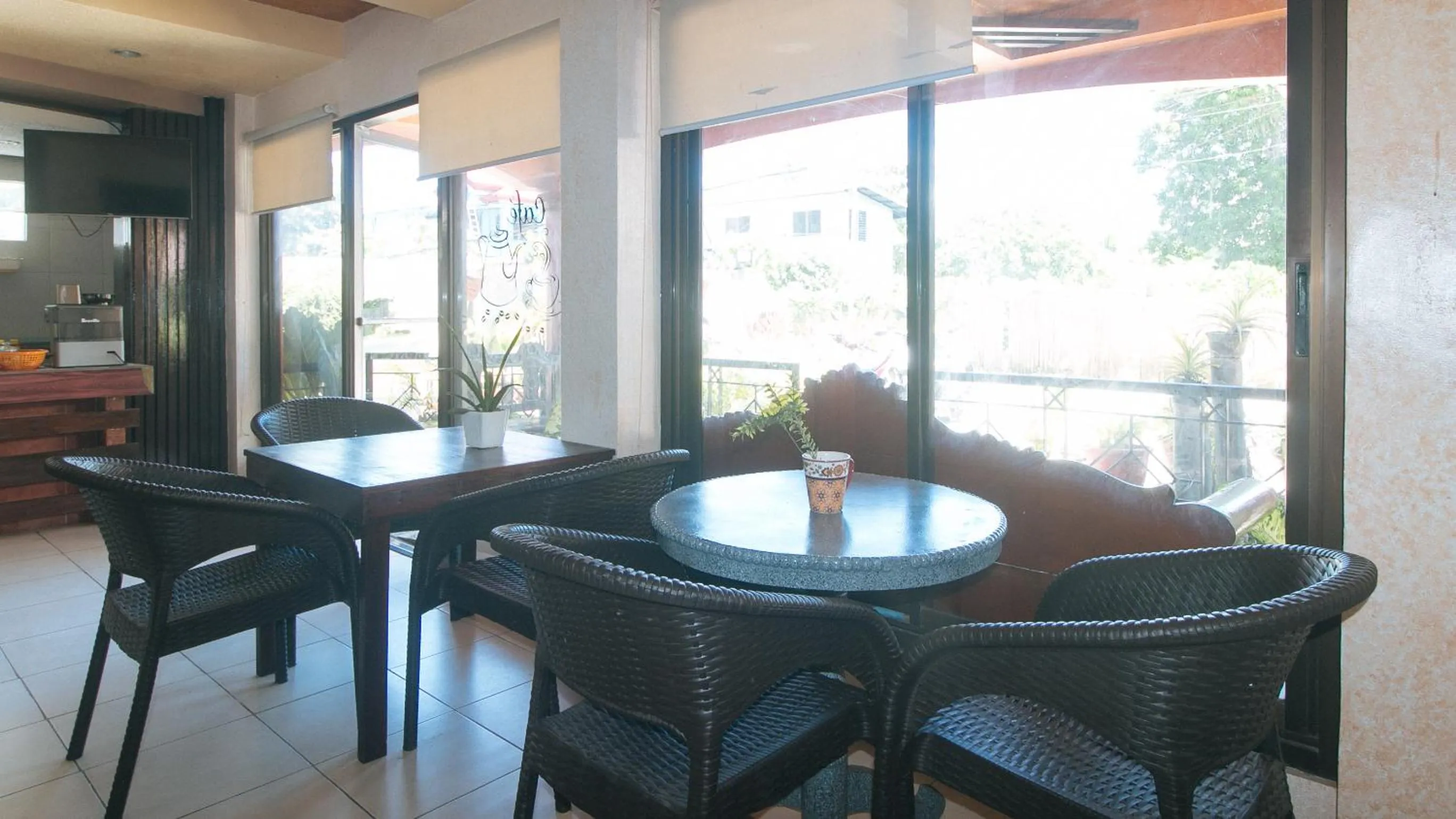 Restaurant/places to eat in RedDoorz at Coco Grove Tourist Inn