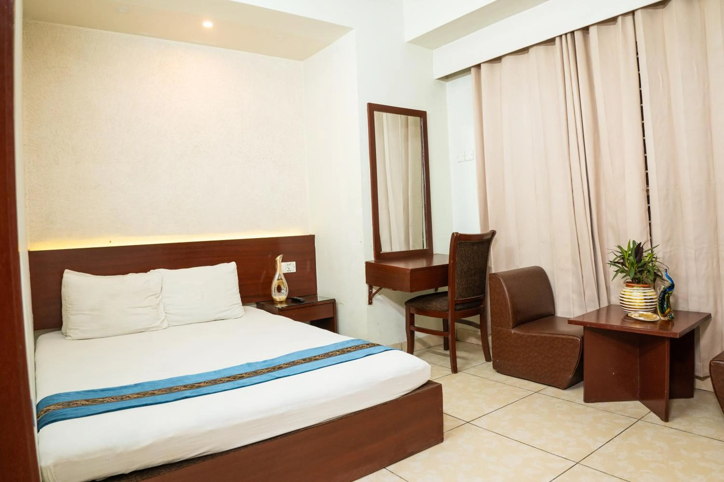 Living room, Bed in Laguna Beach Hotel & Resort