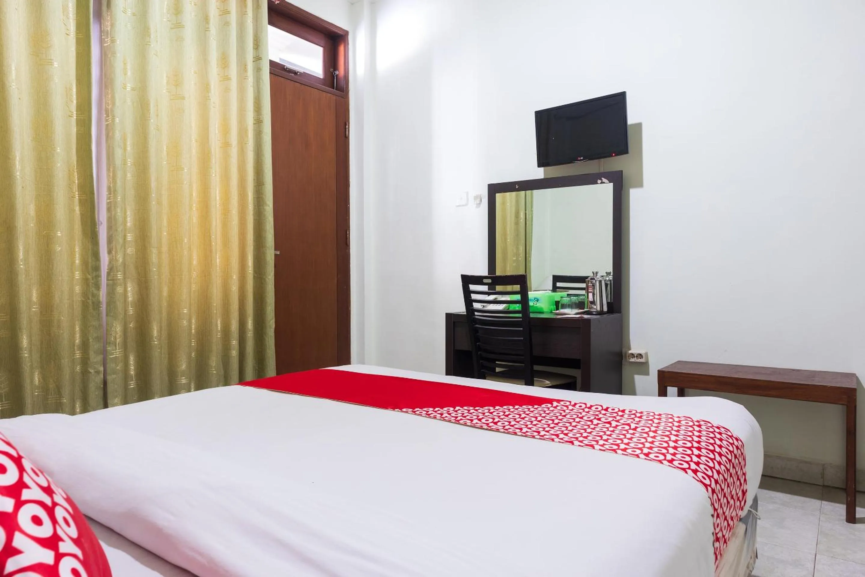 Bedroom in Super OYO 1682 Greenia Hotel