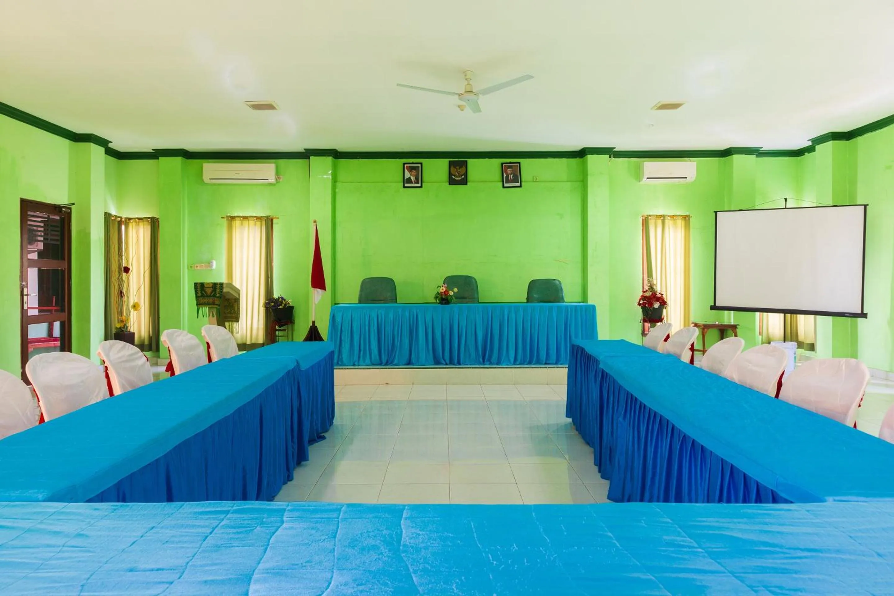 Business facilities in Super OYO 1682 Greenia Hotel