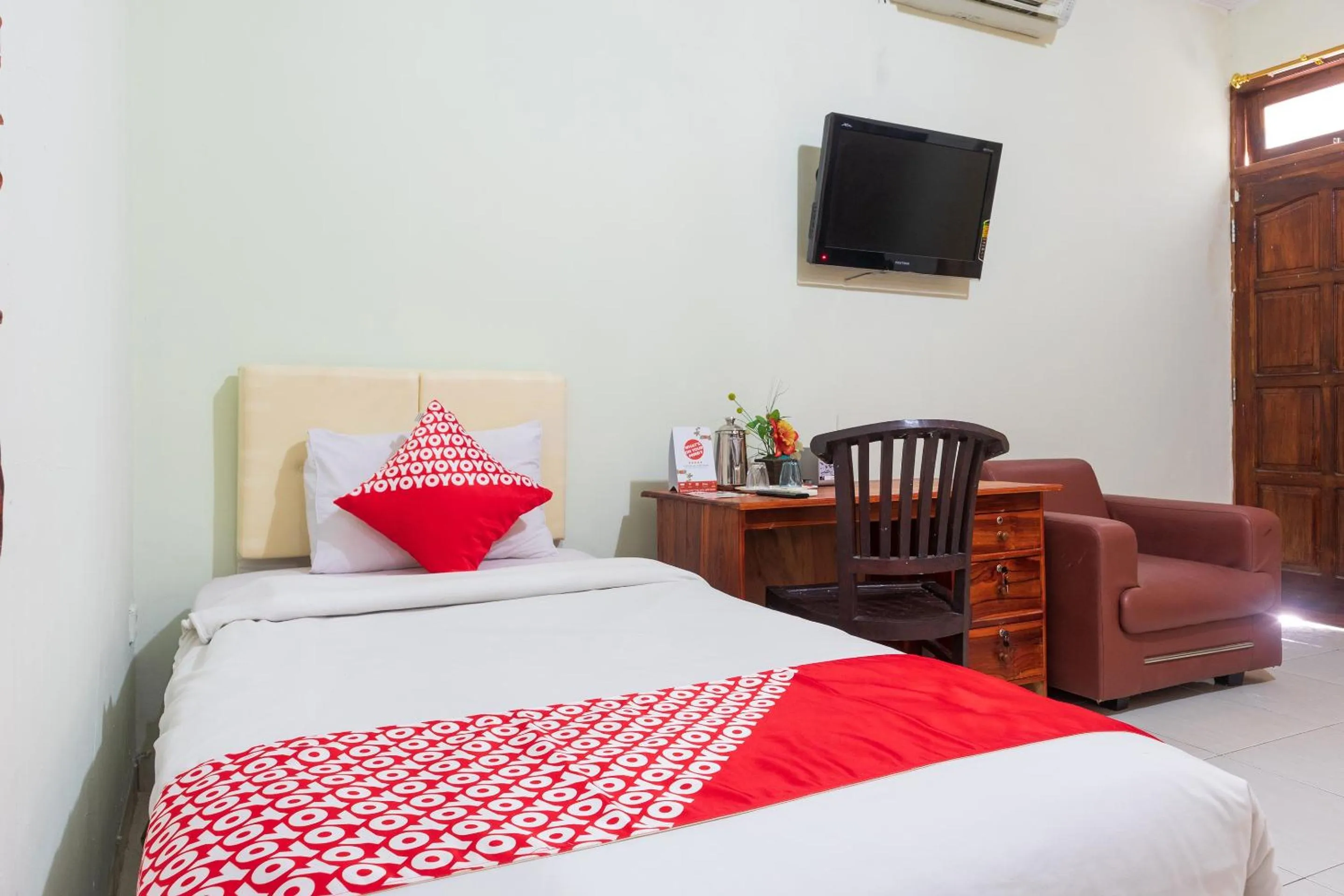 Bedroom in Super OYO 1682 Greenia Hotel