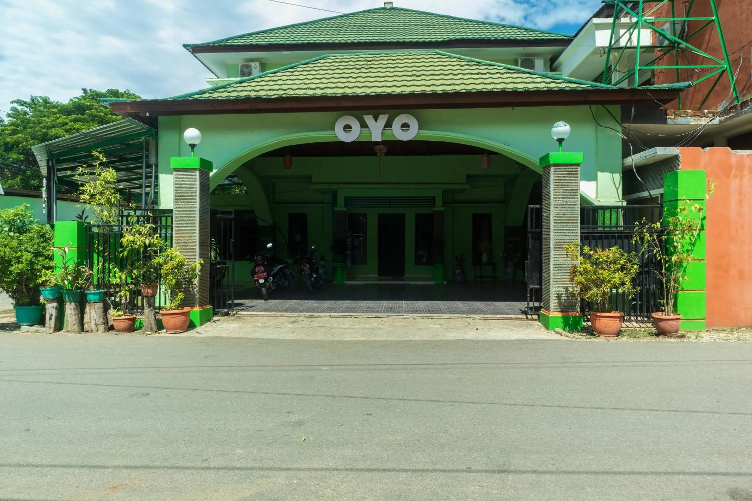 Facade/entrance in Super OYO 1682 Greenia Hotel