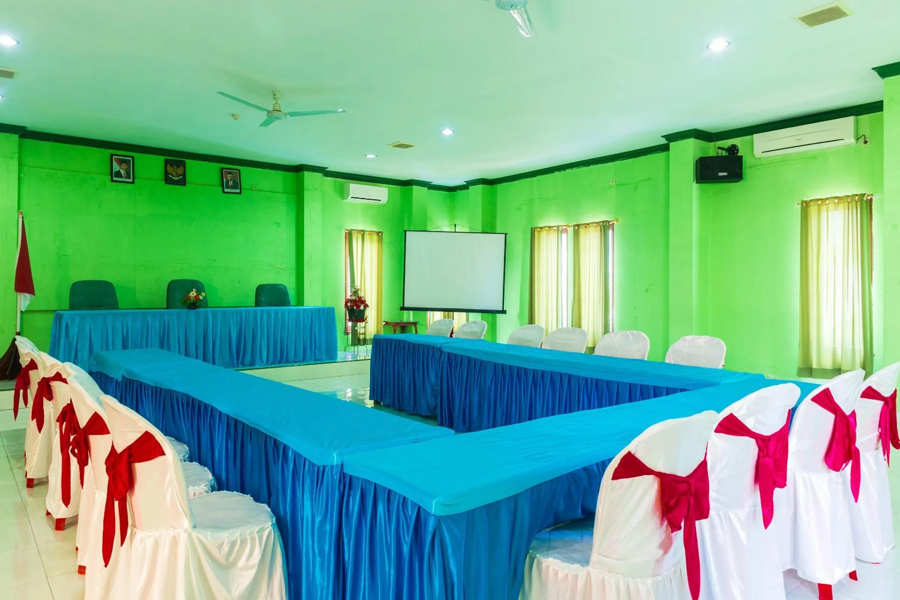Business facilities in Super OYO 1682 Greenia Hotel