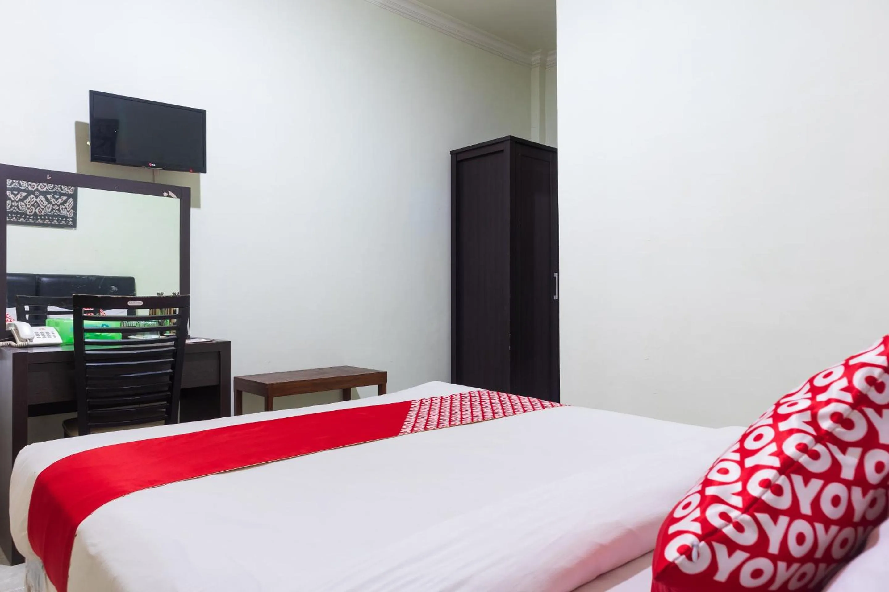 Bedroom in Super OYO 1682 Greenia Hotel