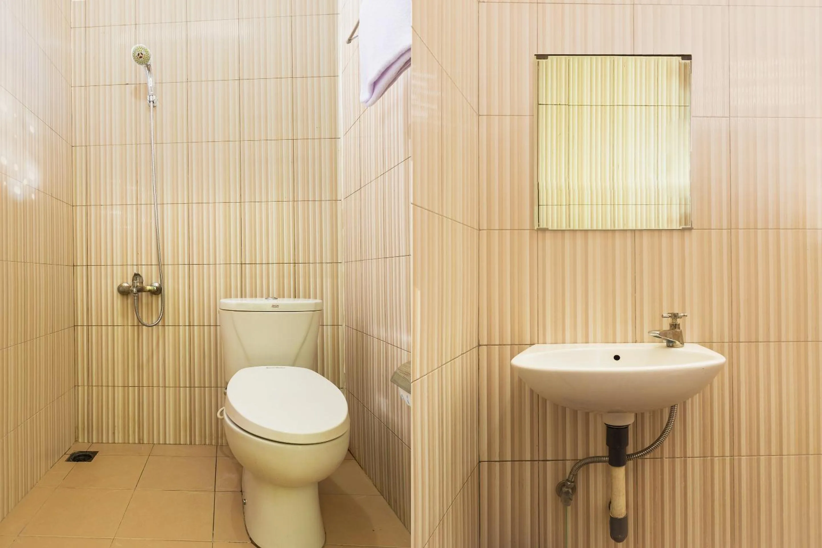 Bathroom in Super OYO 1682 Greenia Hotel