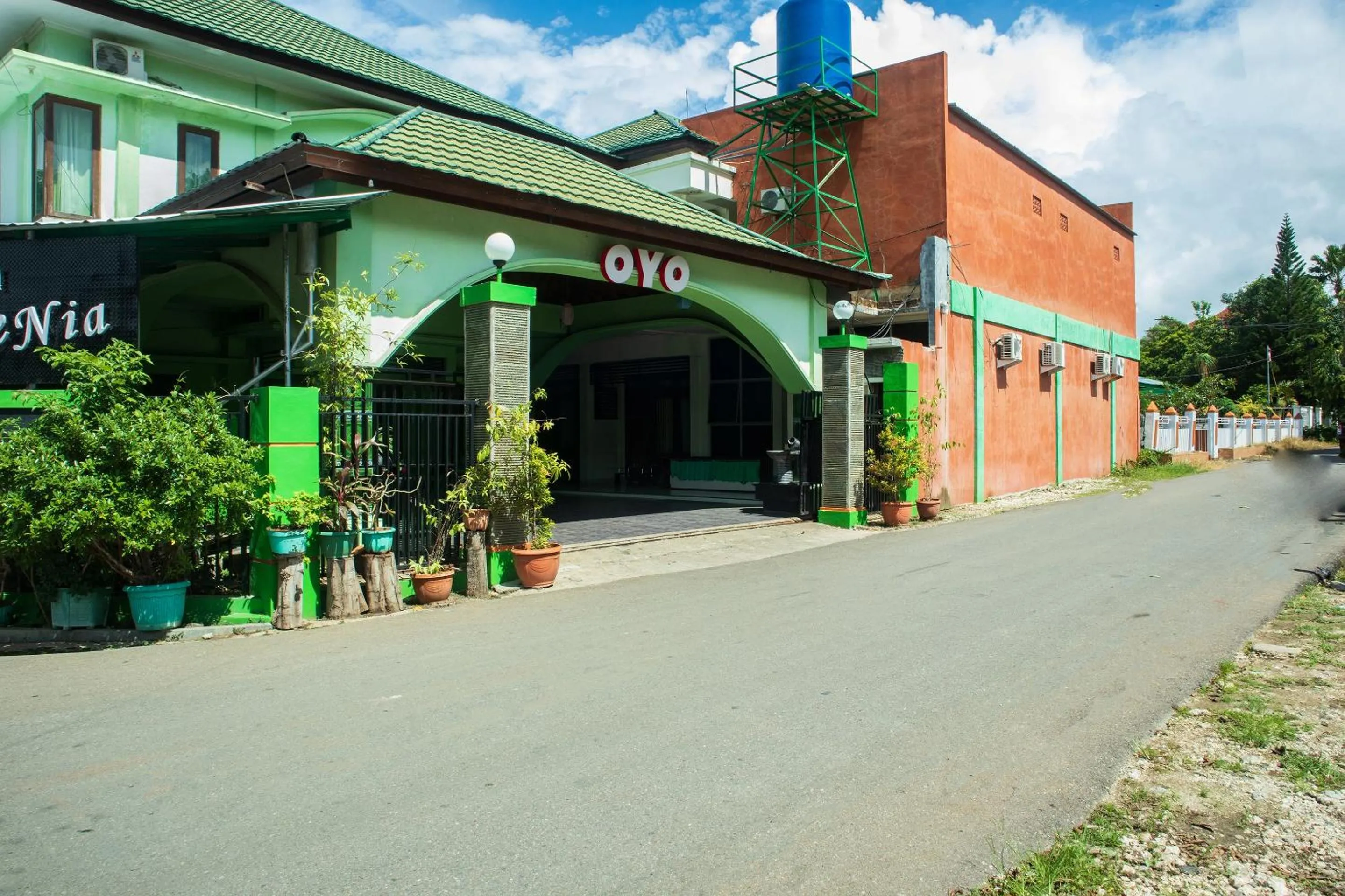 Facade/entrance in Super OYO 1682 Greenia Hotel