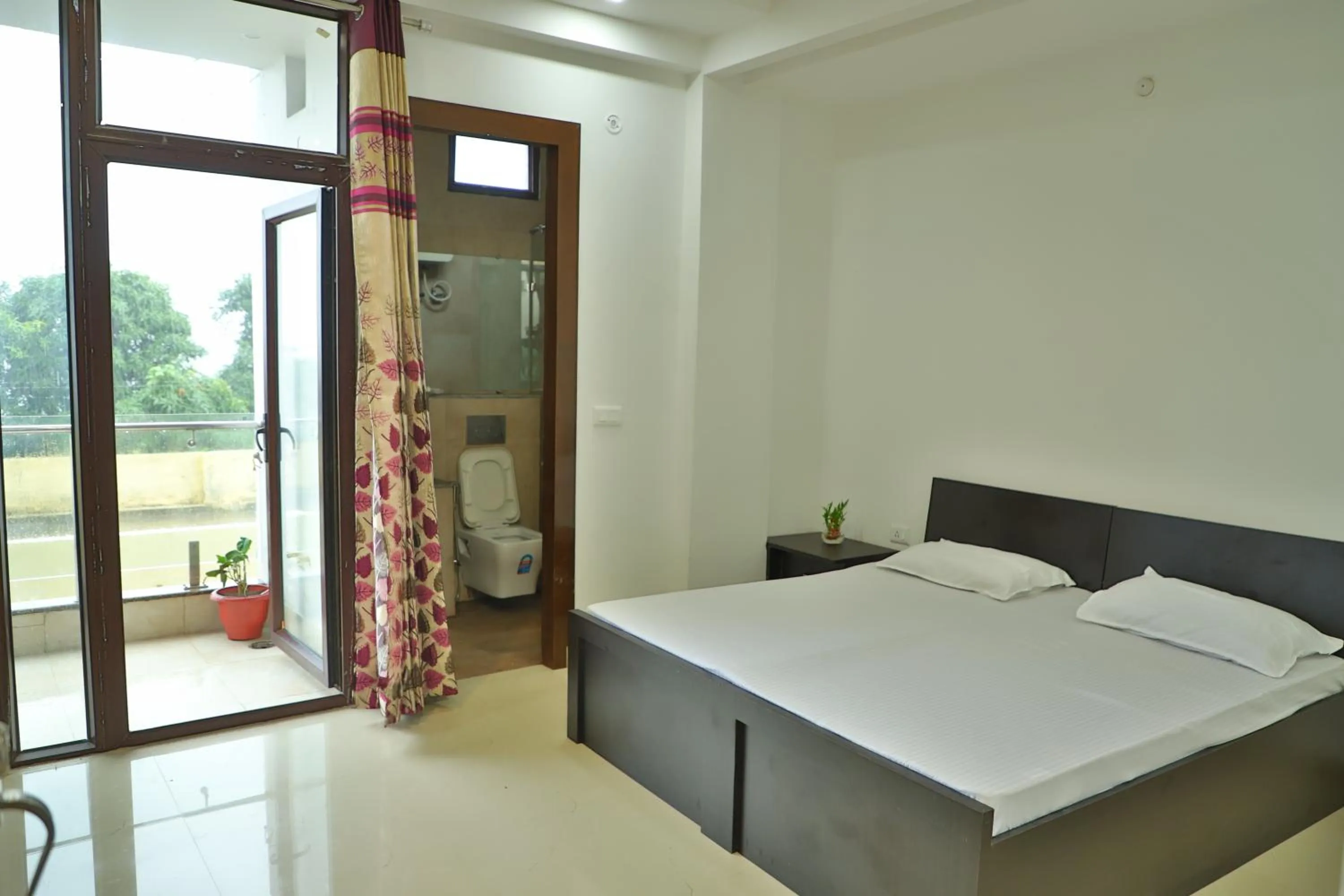 Bed in Shivoham Yoga Retreat