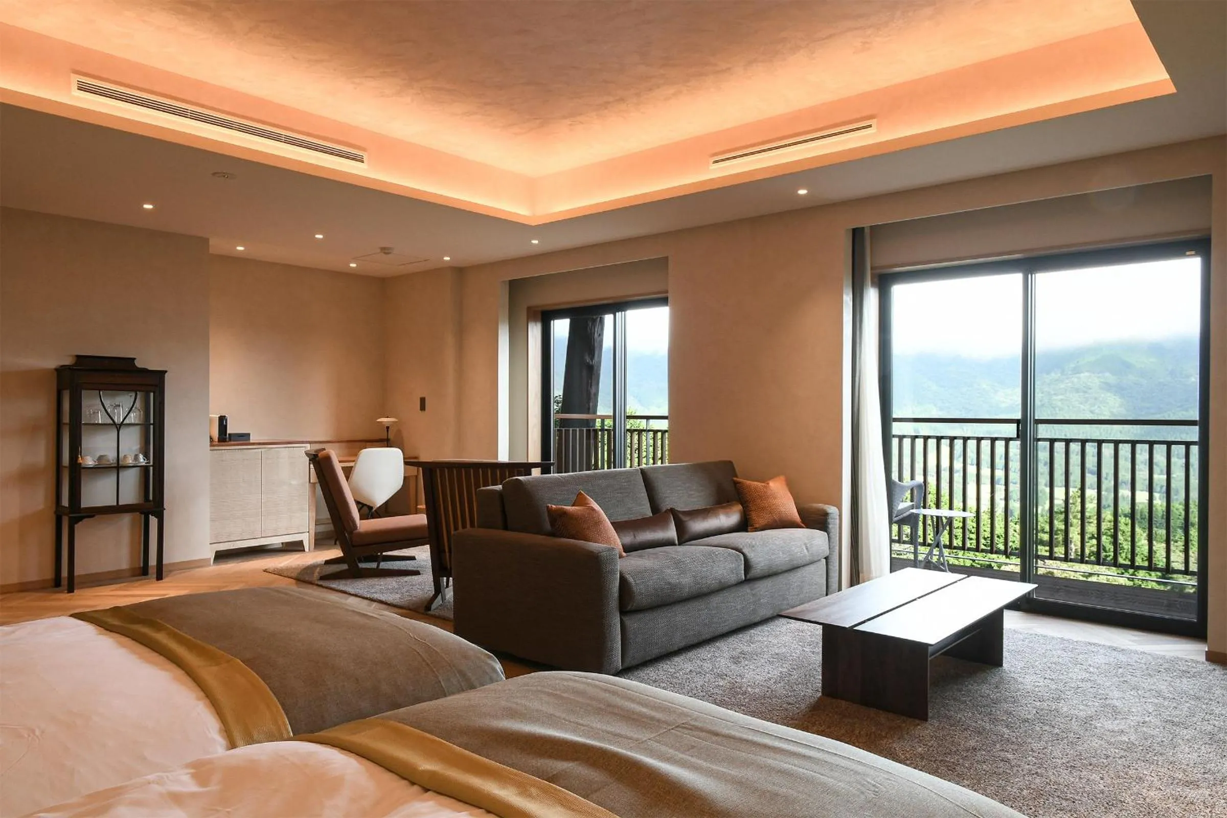 Bed in THE HIRAMATSU HOTELS & RESORTS SENGOKUHARA HAKONE