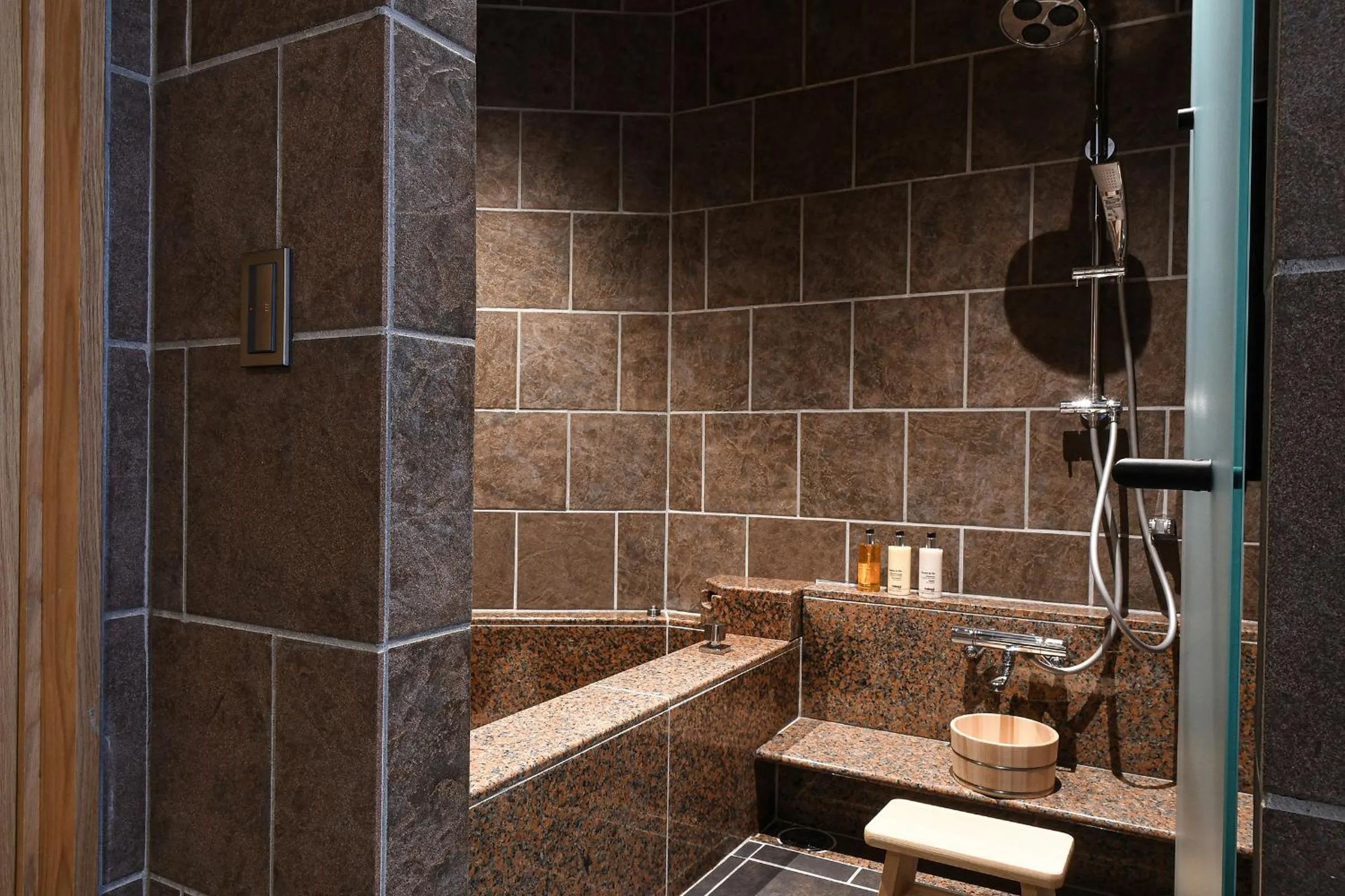 Shower in THE HIRAMATSU HOTELS & RESORTS SENGOKUHARA HAKONE