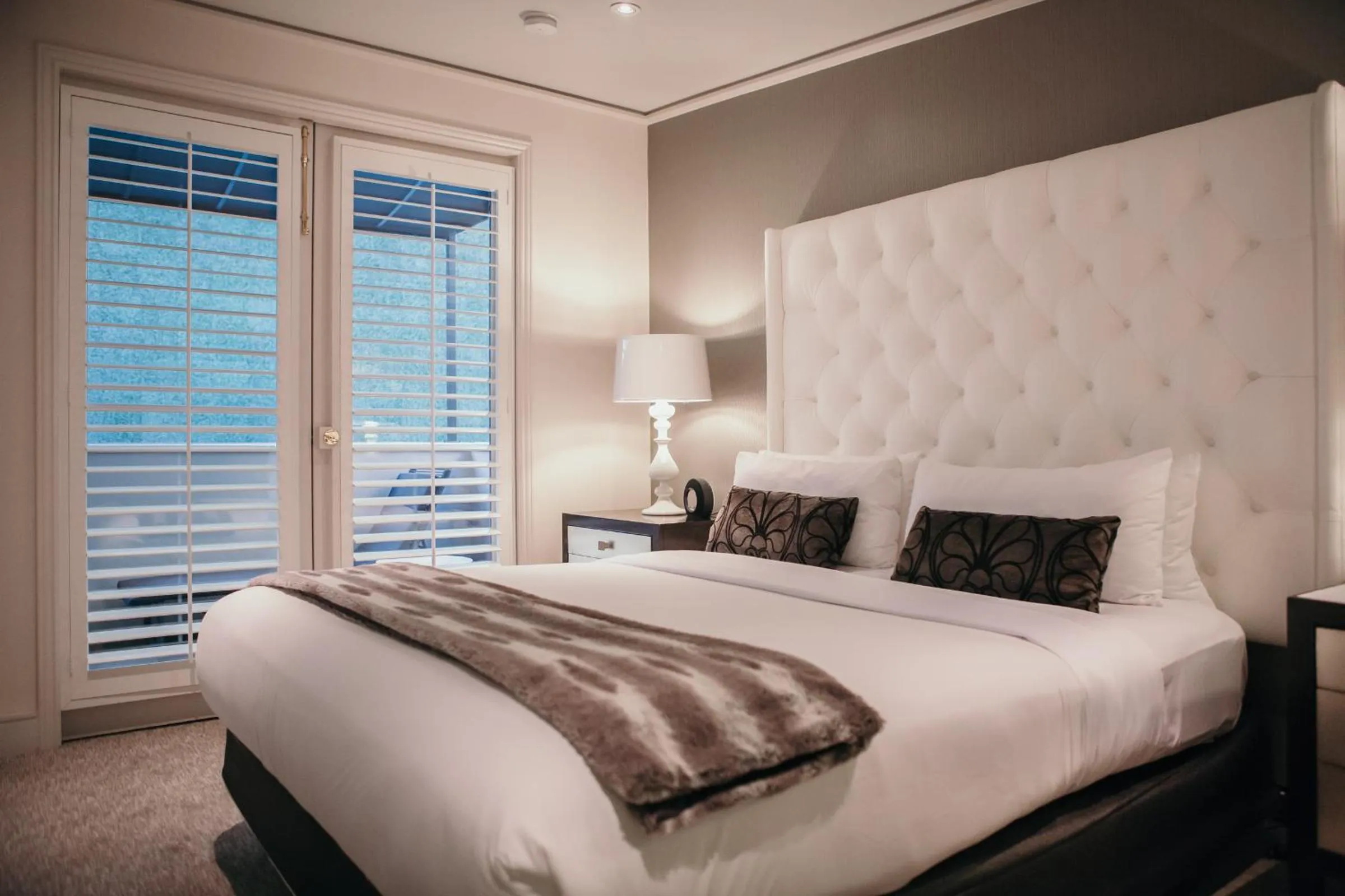 Bedroom, Bed in Mosaic Hotel Beverly Hills