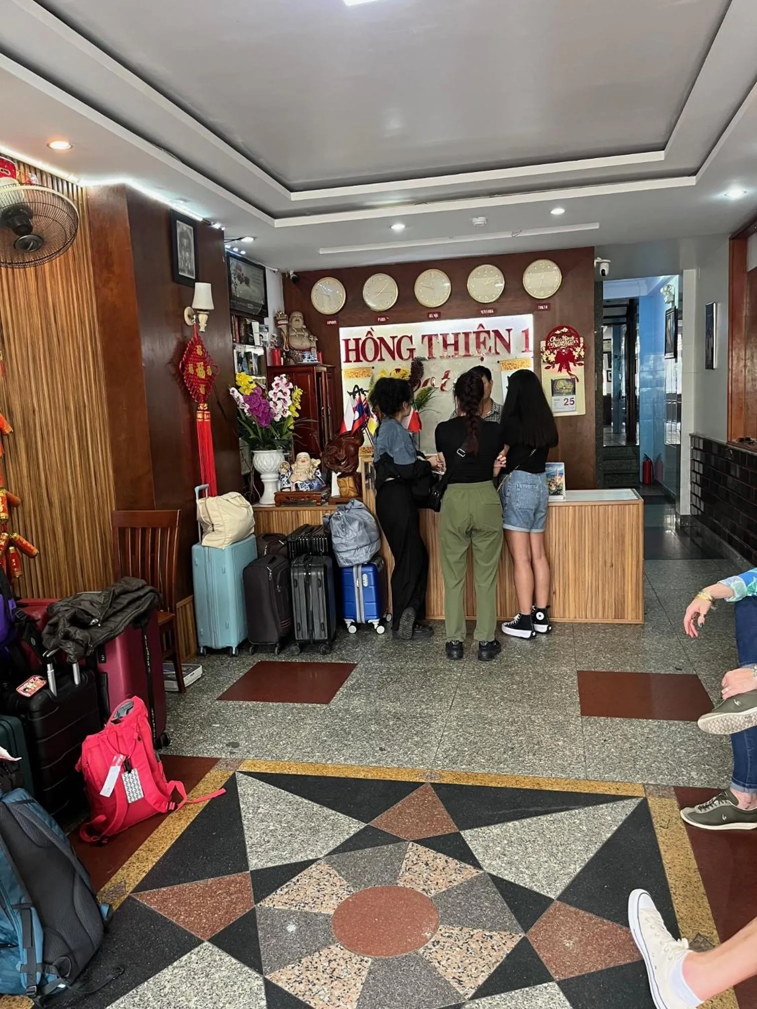 People in Hong Thien 1 Hotel