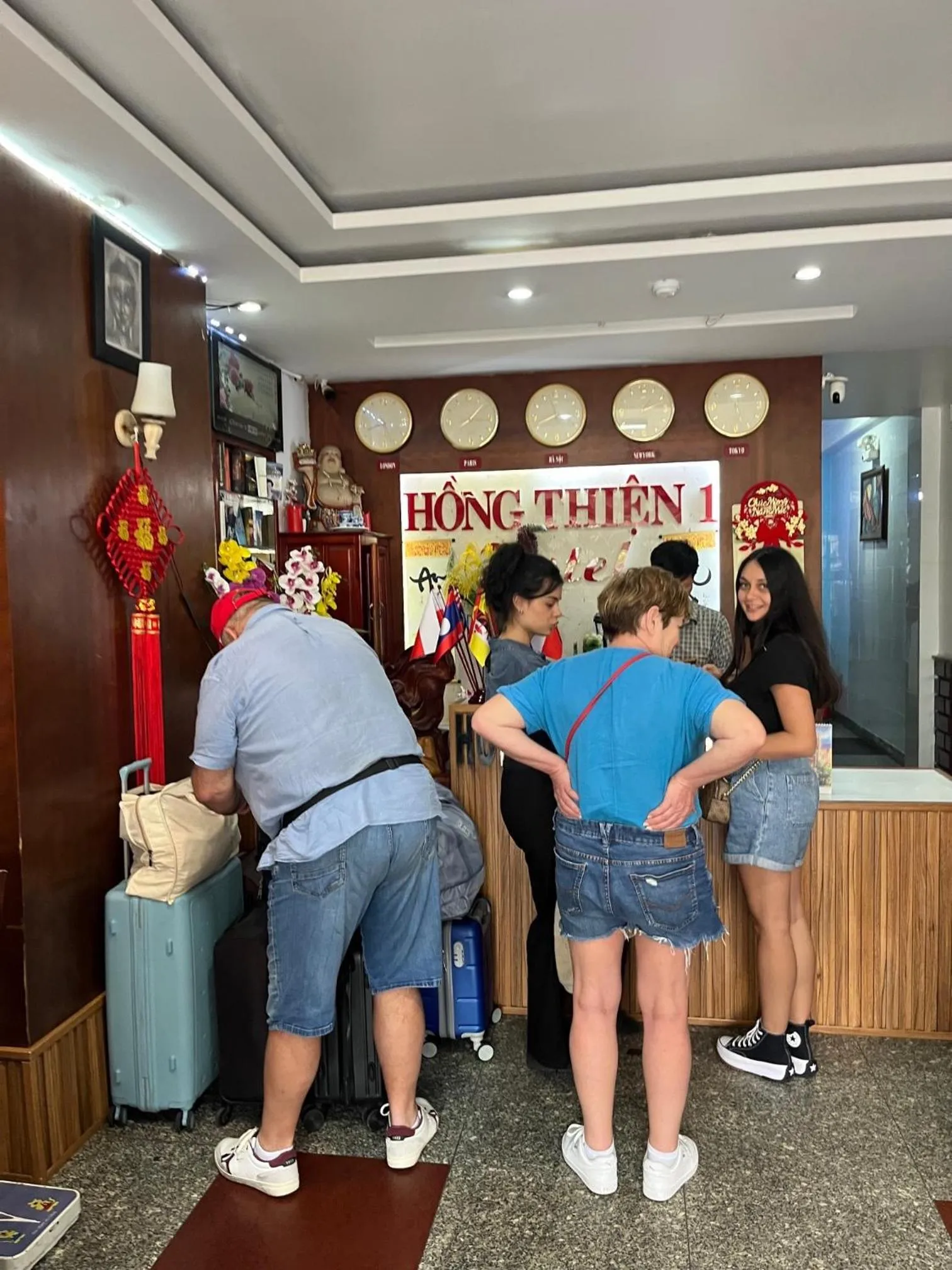 People in Hong Thien 1 Hotel