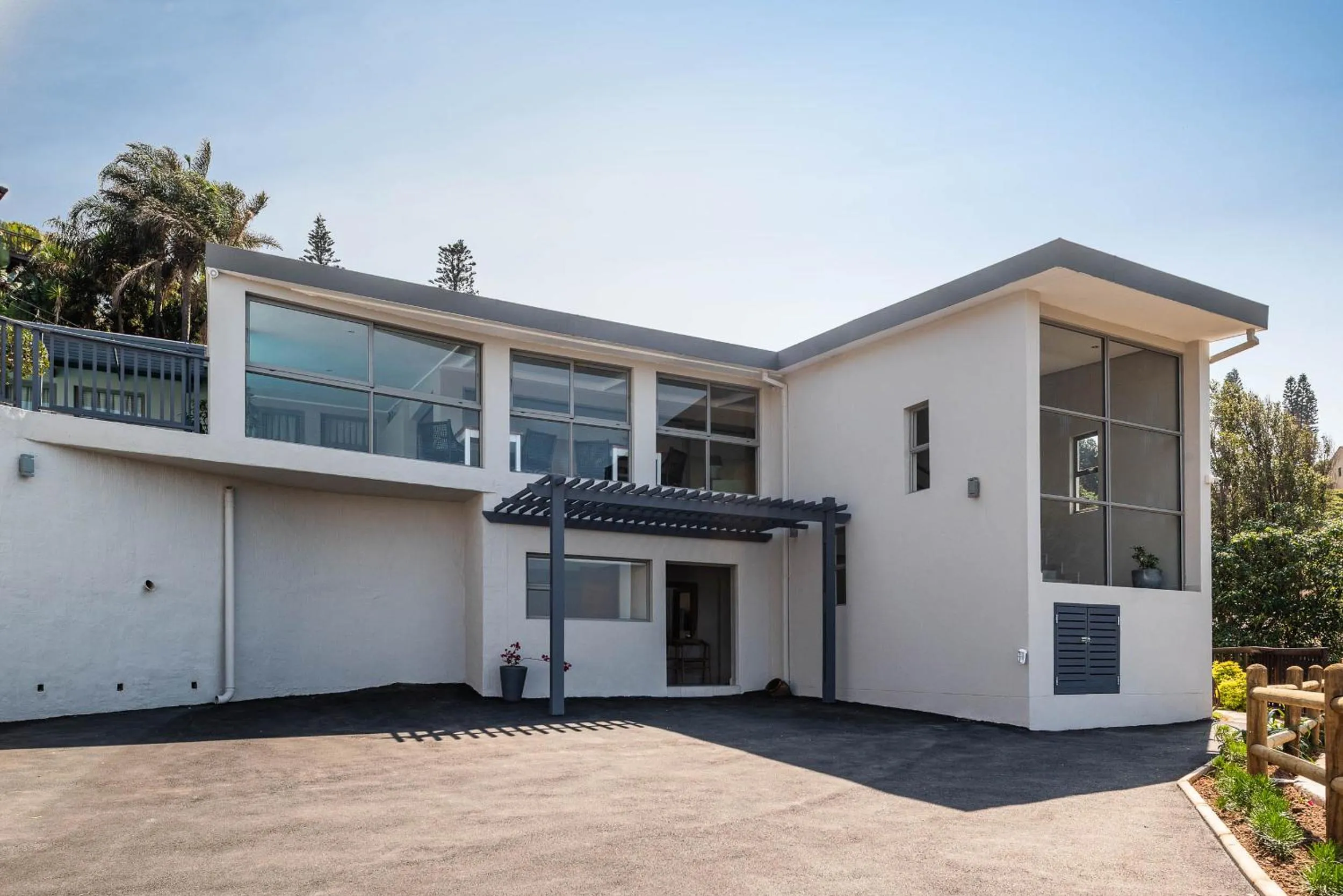 Property building in 5 On Lindsay