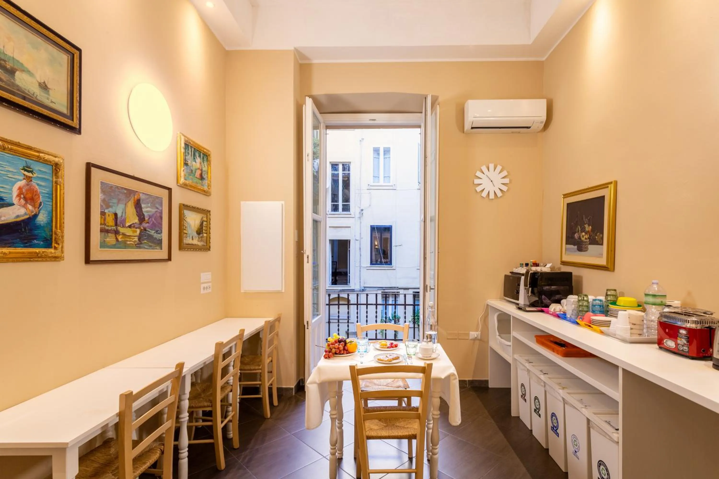 Communal lounge/ TV room in Marlin Rooms