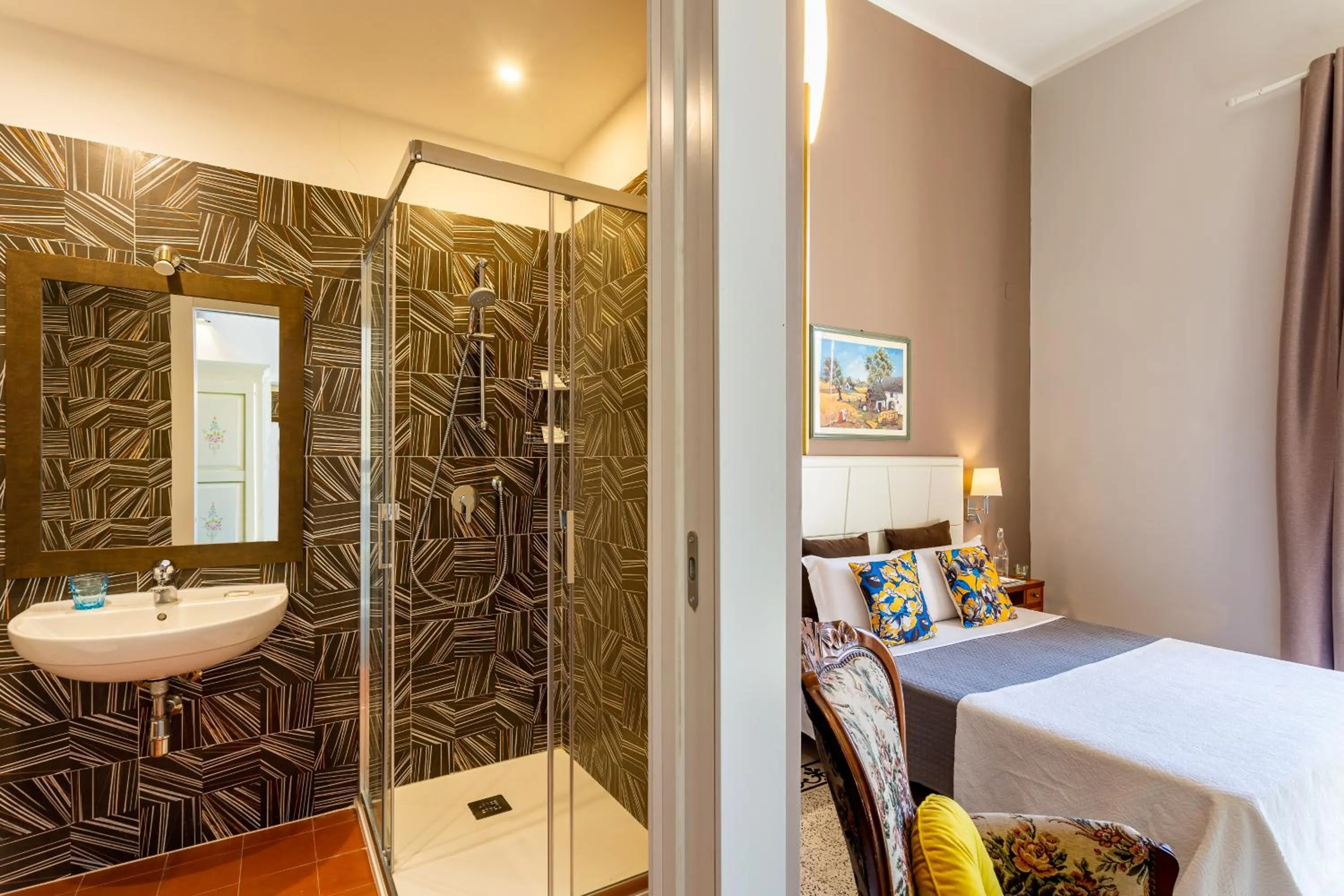 Shower, Bed in Marlin Rooms