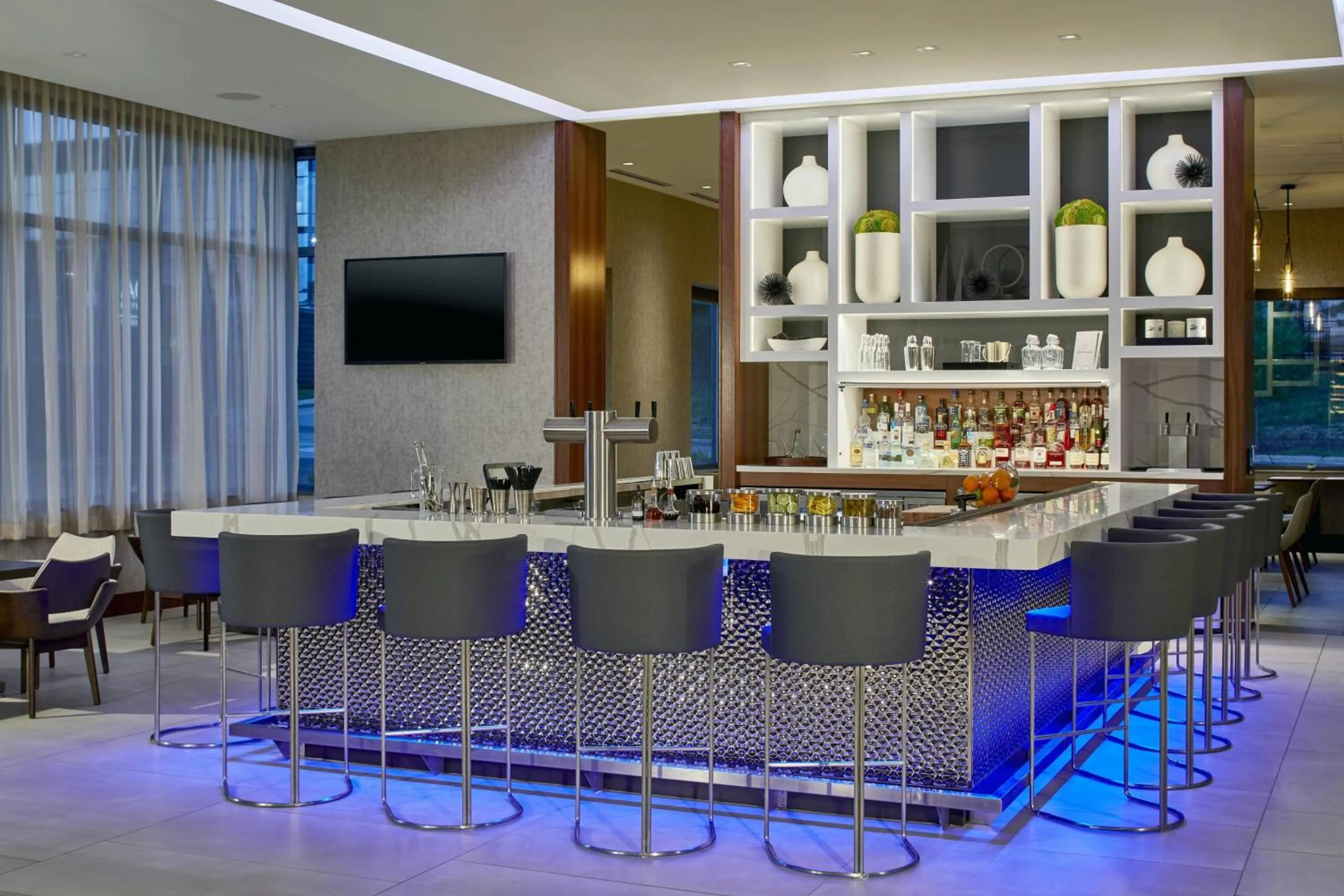 Lounge or bar in AC Hotel by Marriott Atlanta Airport Gateway