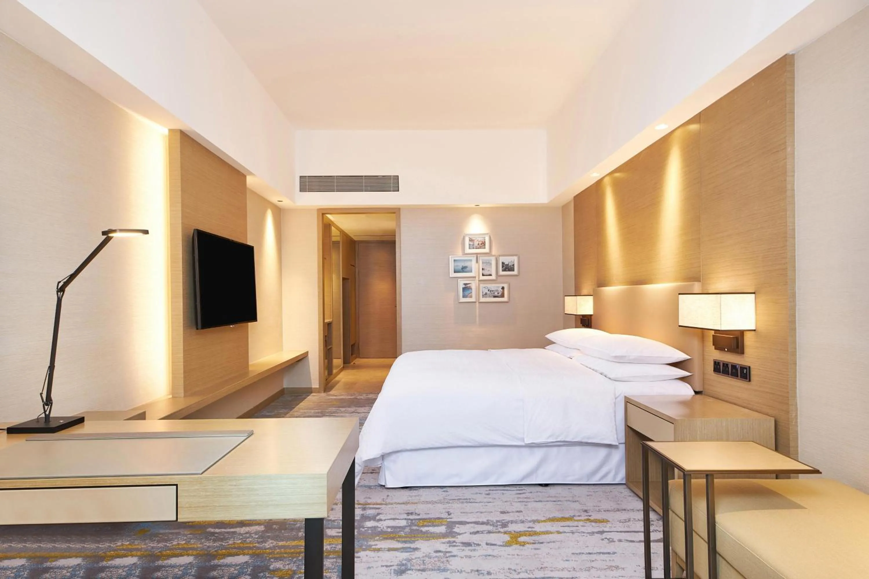 Photo of the whole room, Bed in Four Points by Sheraton Jiaxing
