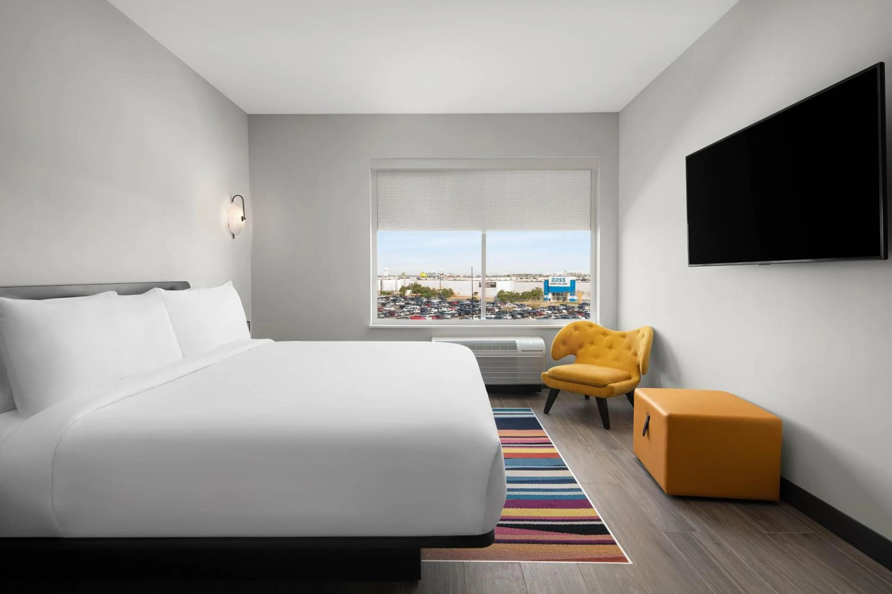 Photo of the whole room, Bed in Aloft Katy Mills