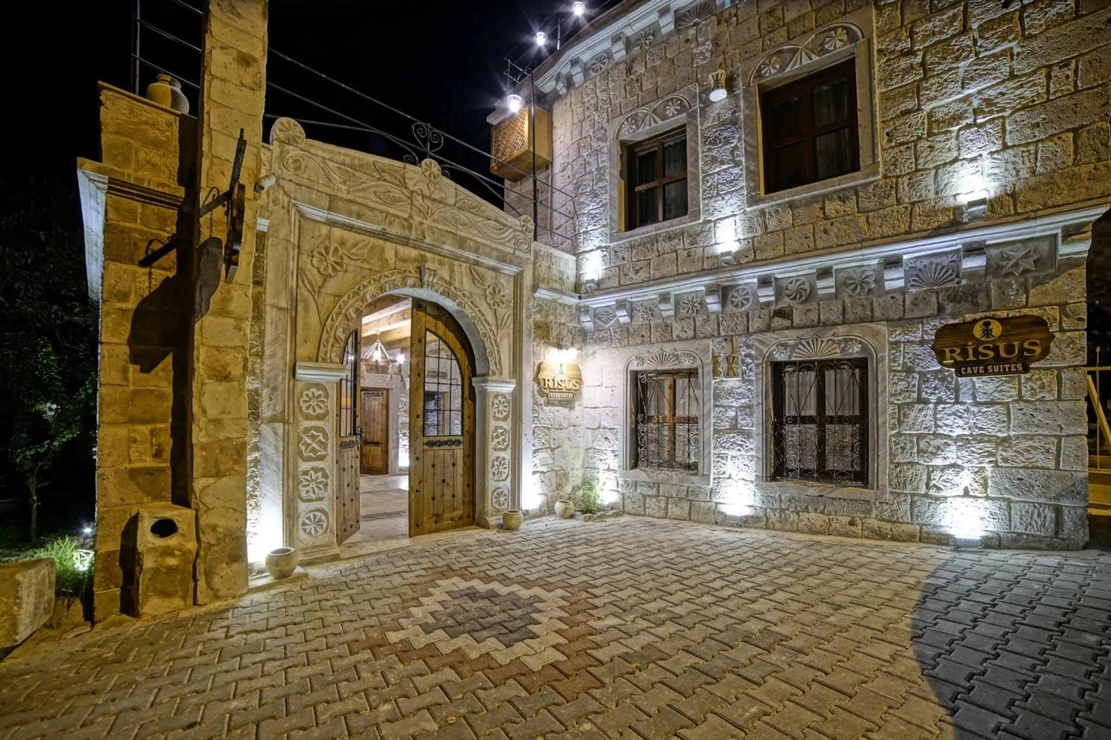 Facade/entrance in Risus Cave Suites