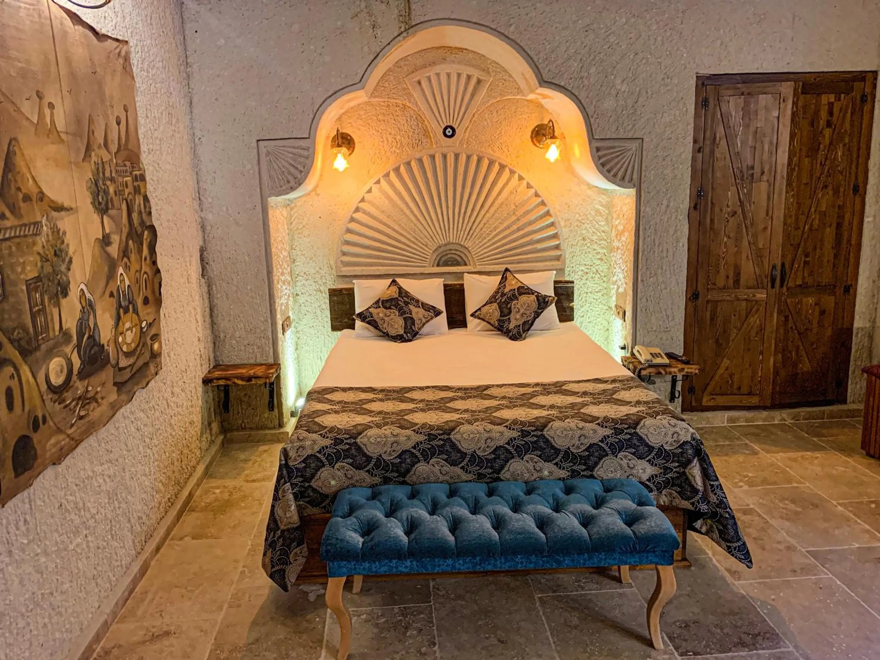 Decorative detail, Bed in Risus Cave Suites