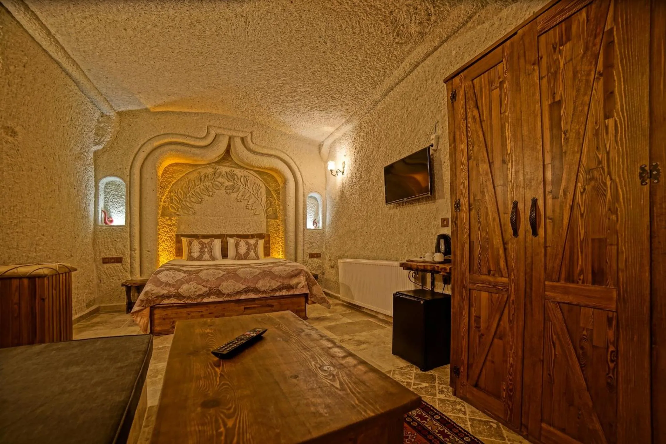 Bed in Risus Cave Suites