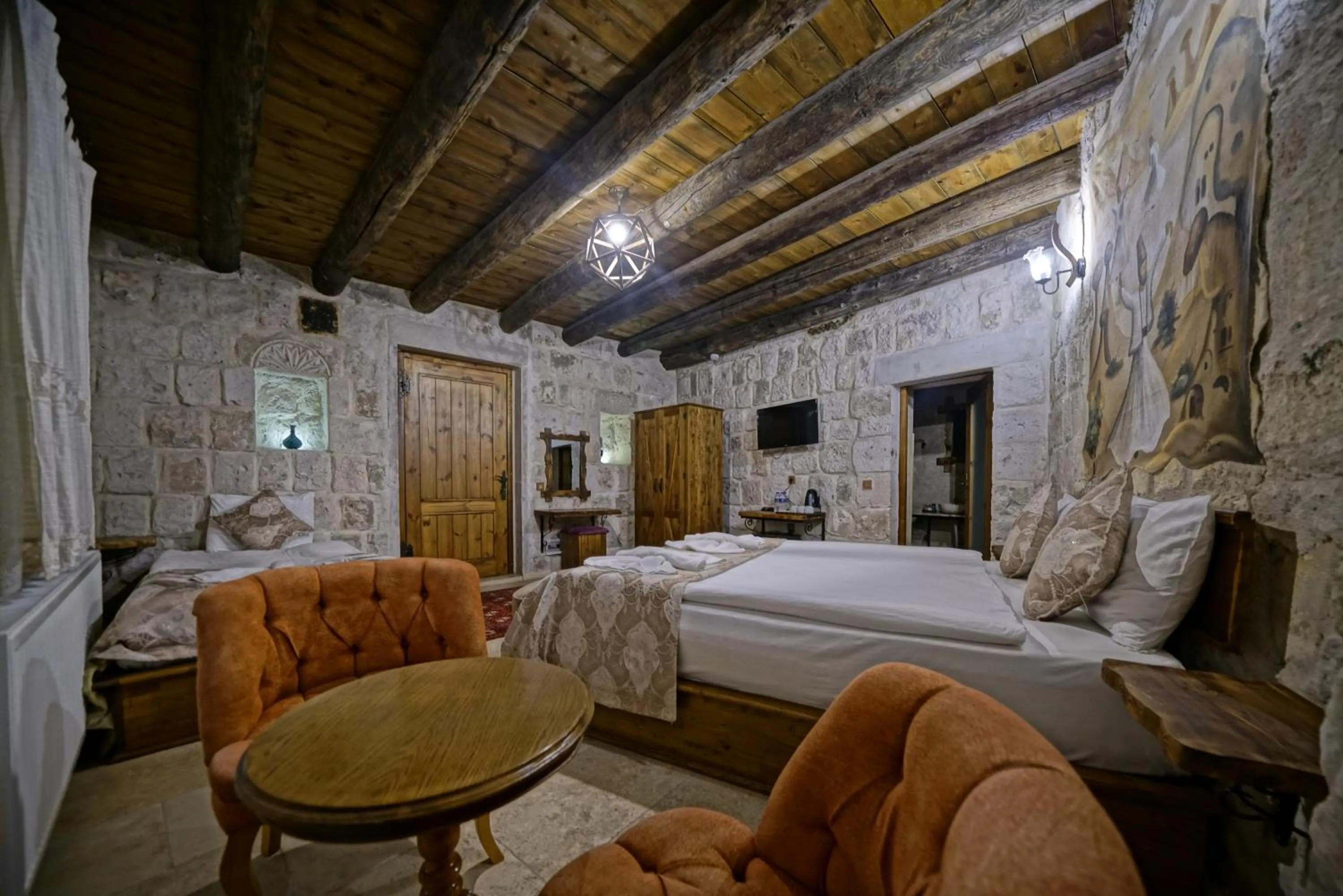 Photo of the whole room, Bed in Risus Cave Suites