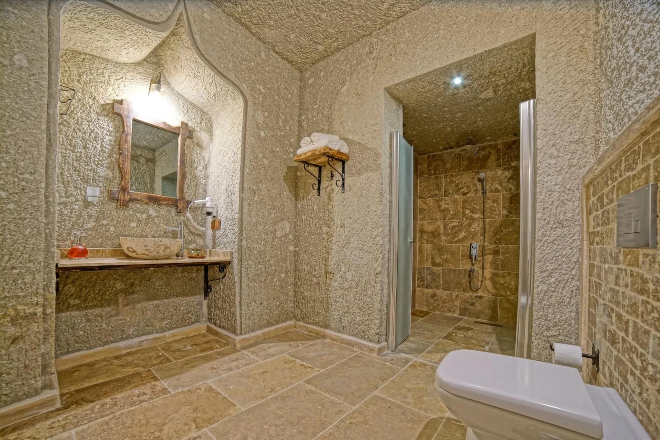 Bathroom in Risus Cave Suites