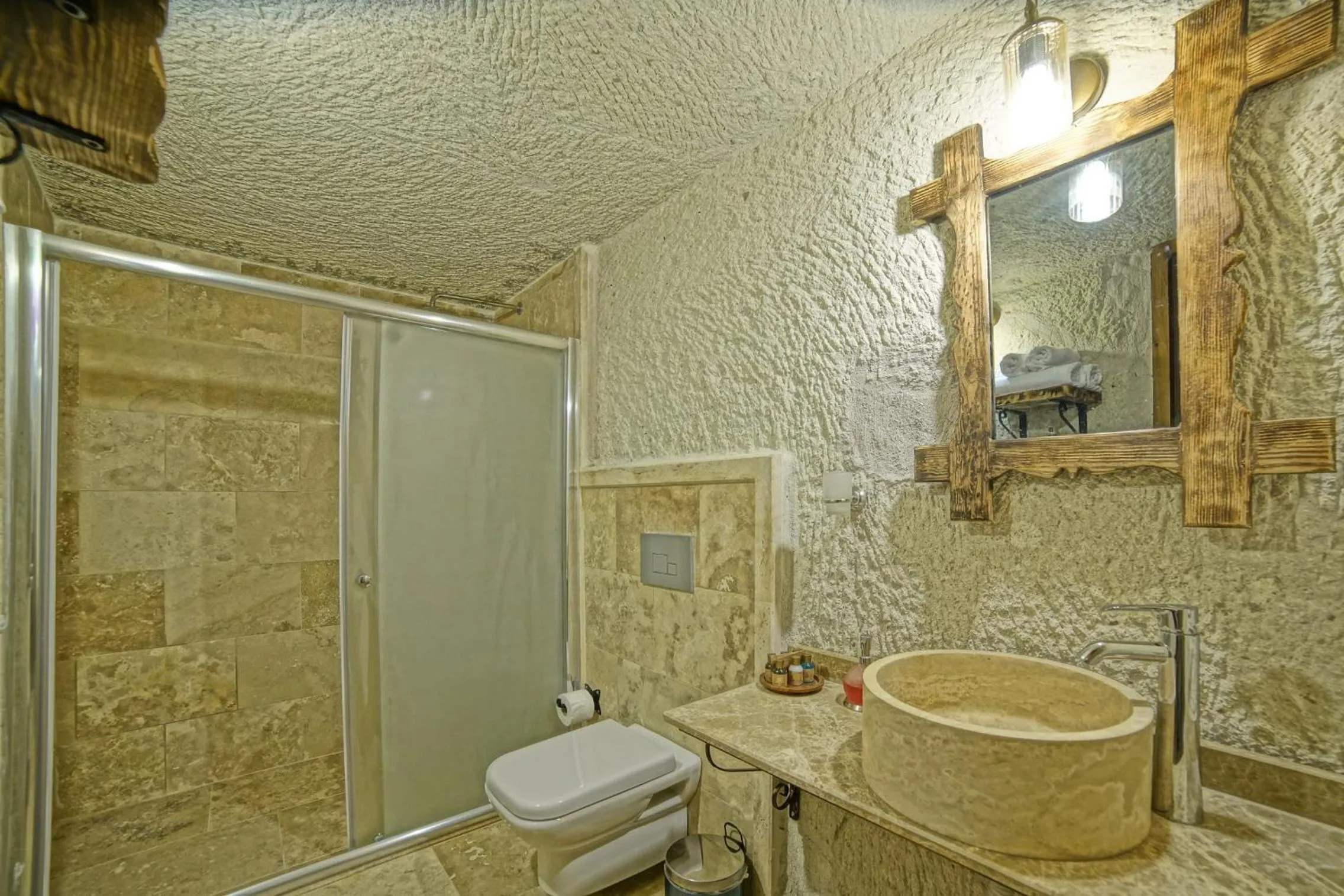 Bathroom in Risus Cave Suites