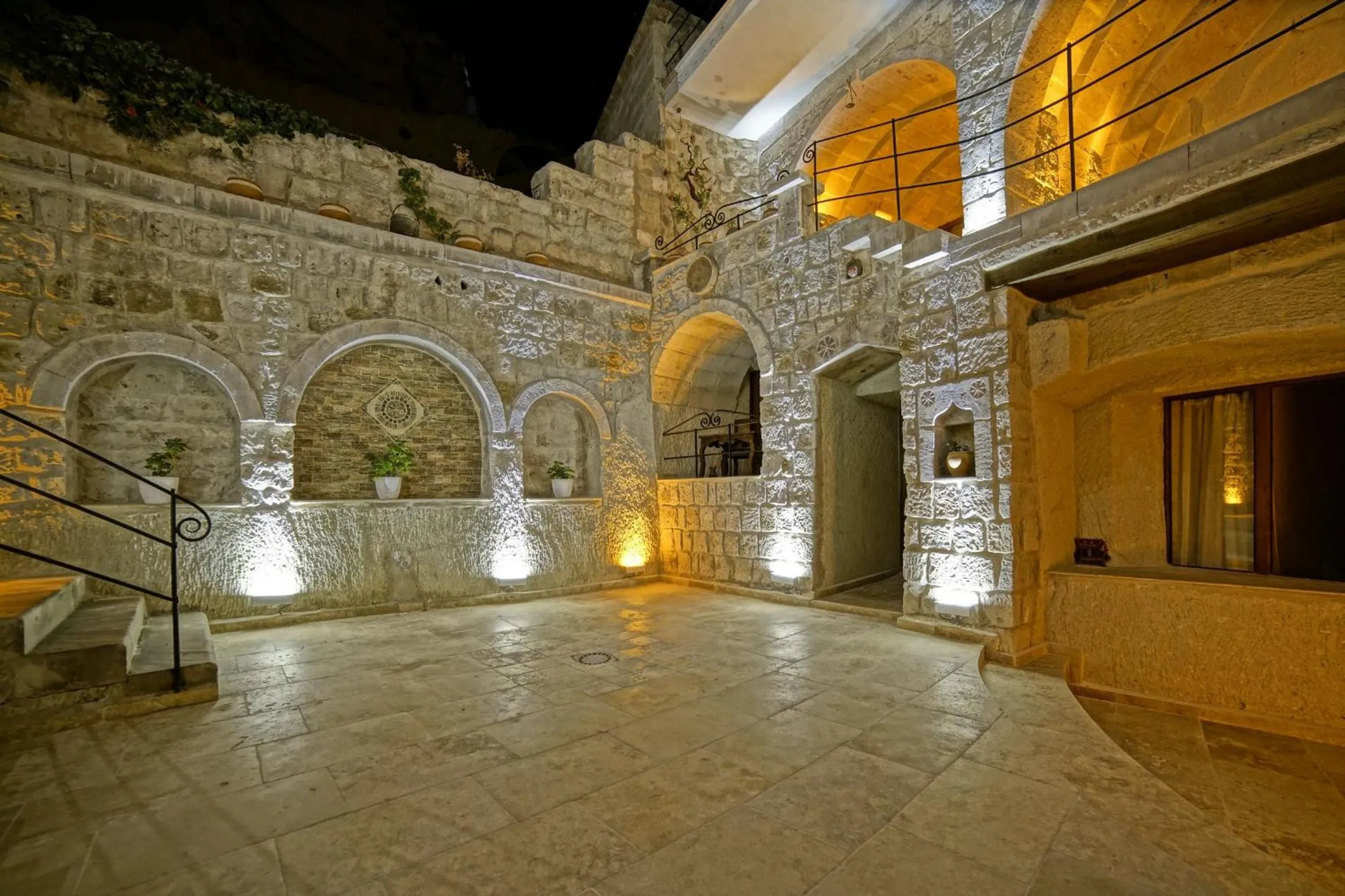 Property building in Risus Cave Suites