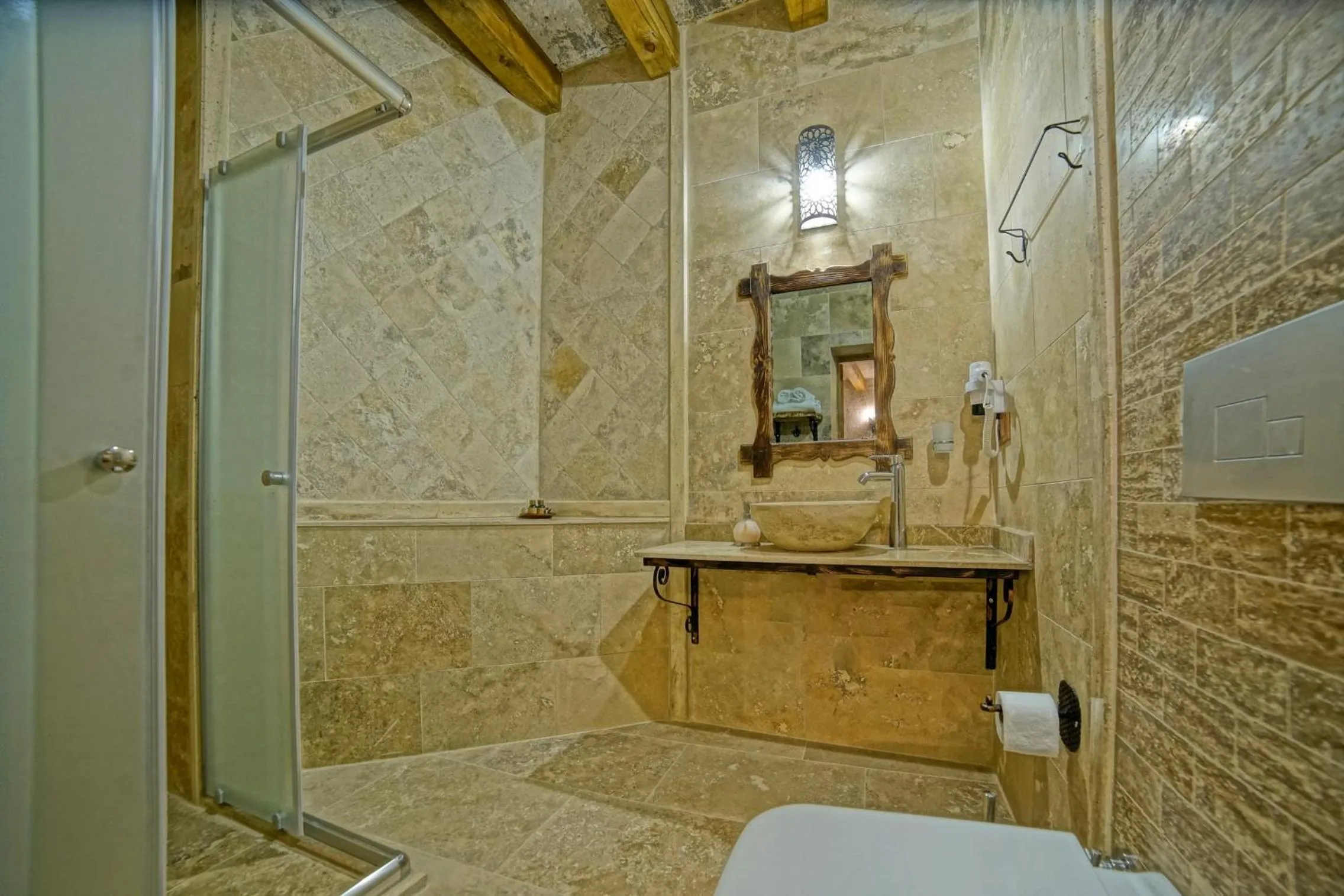 Bathroom in Risus Cave Suites