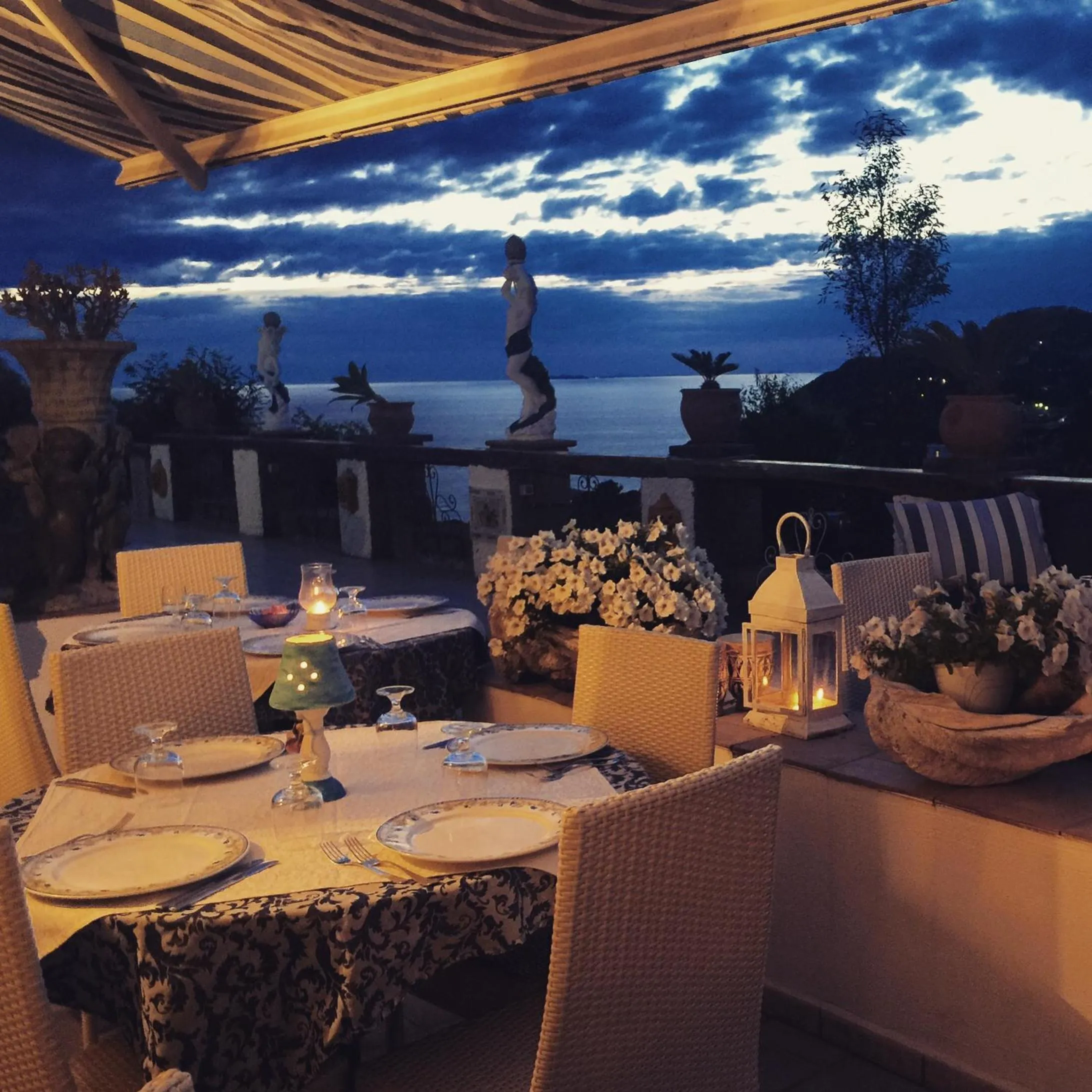Restaurant/places to eat in Villa Neptunus