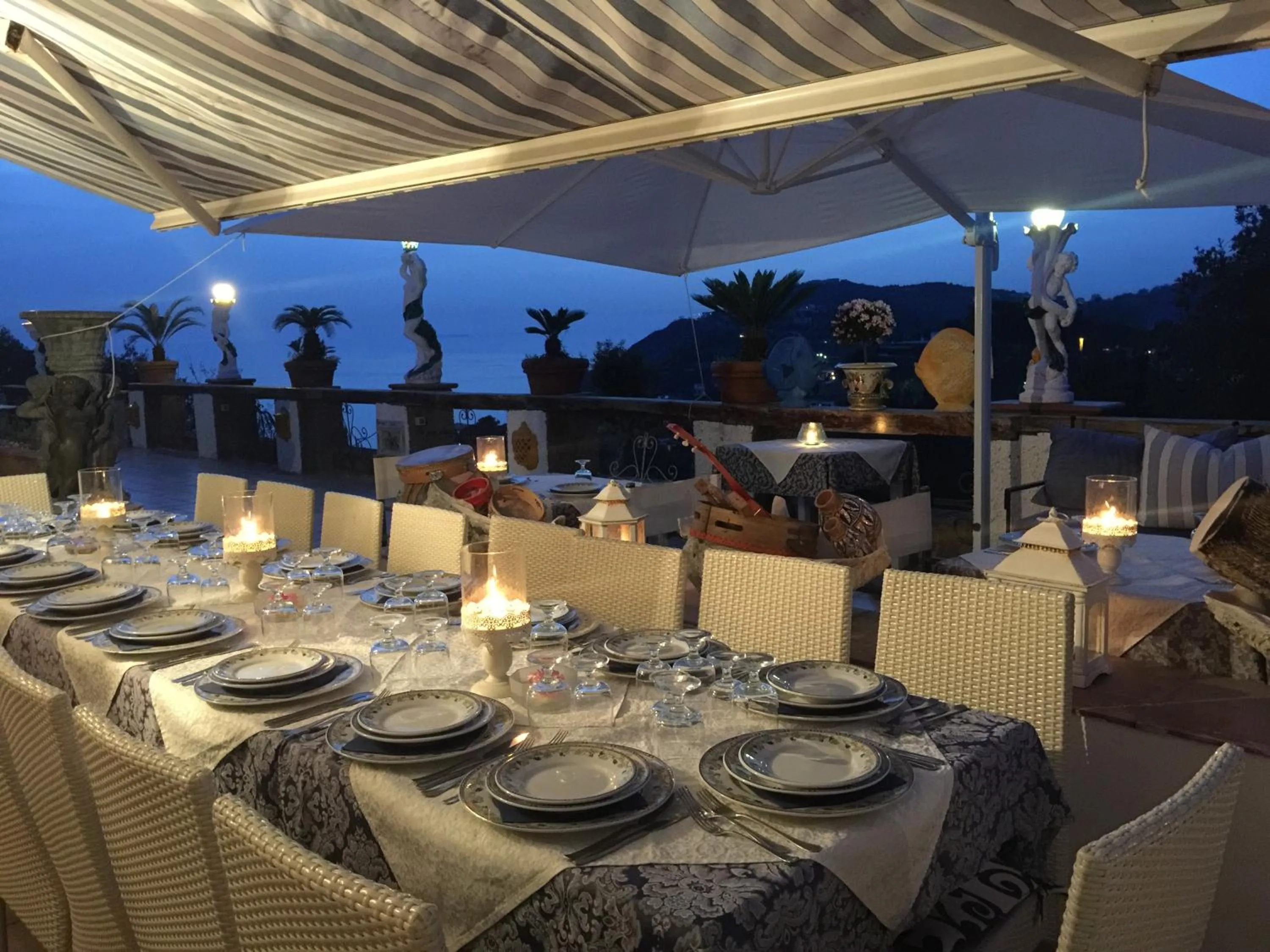 Restaurant/places to eat in Villa Neptunus