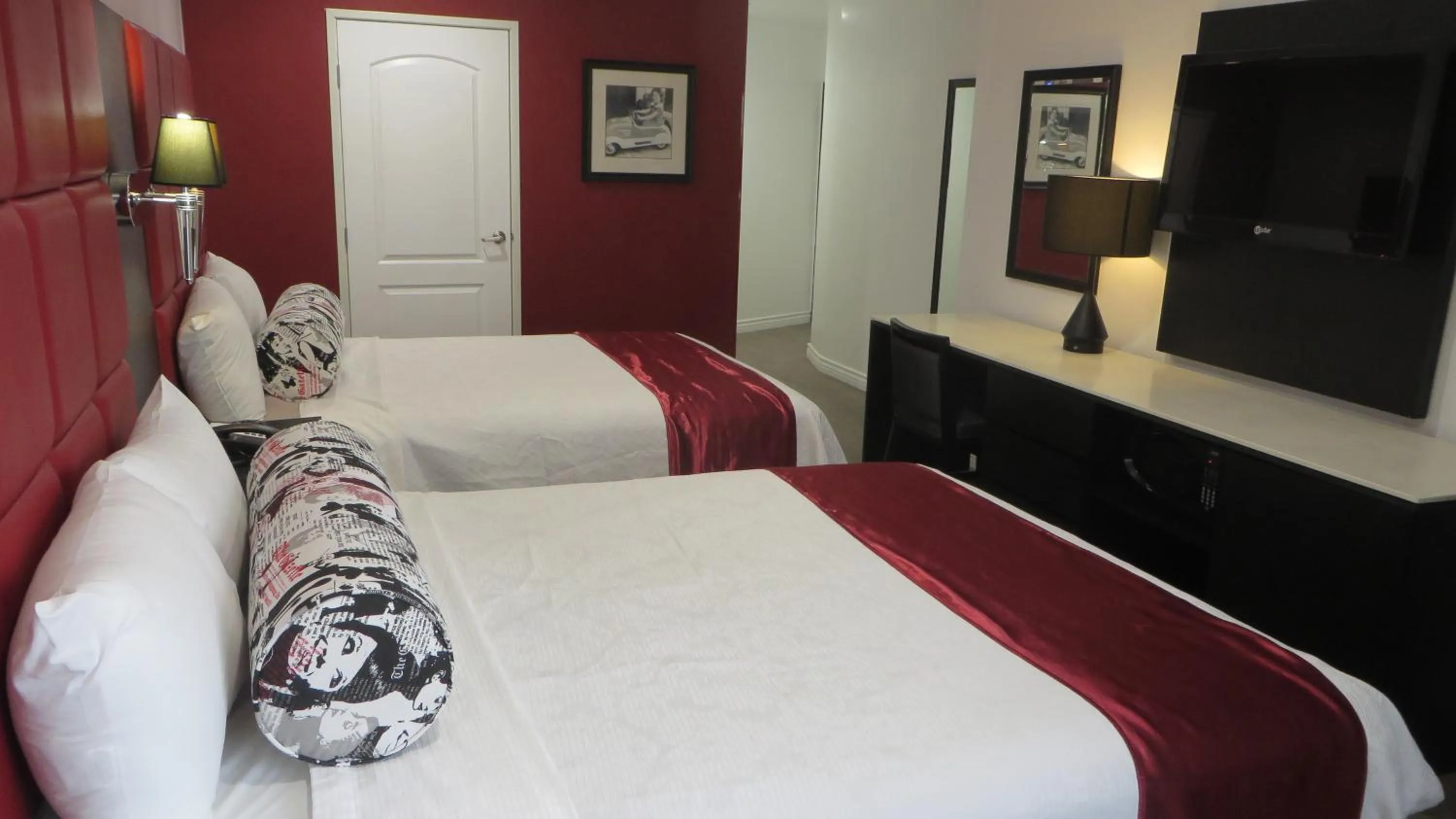 Photo of the whole room, Bed in Legend Hotel Hollywood